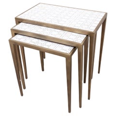 Conjunto de mesas nido de piel de zapa blanca y concha con latón by R&Y Augousti