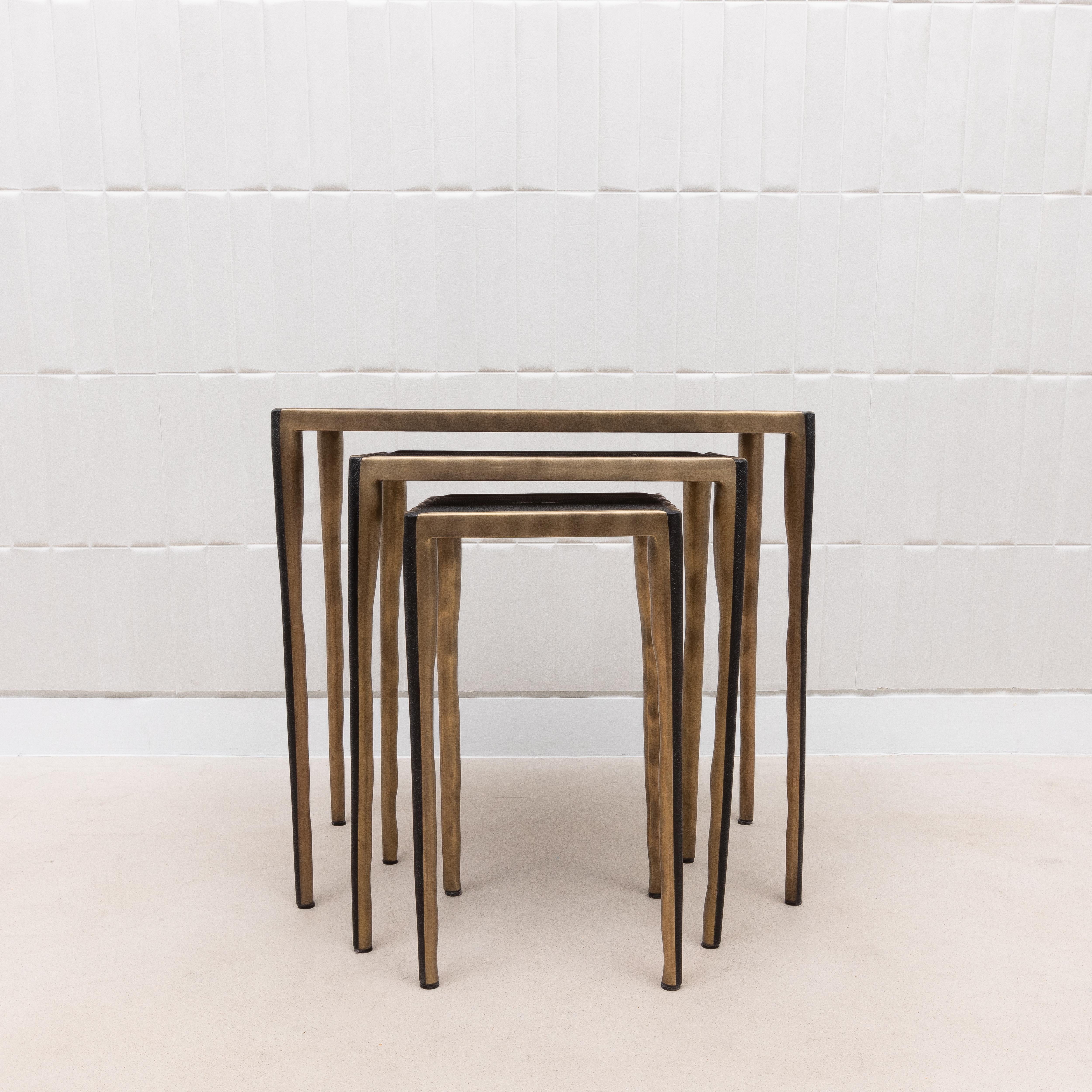 Satz Nisttische aus schwarzem Chagrin mit Bronze Patina Messing von R&Y Augousti (Art déco) im Angebot