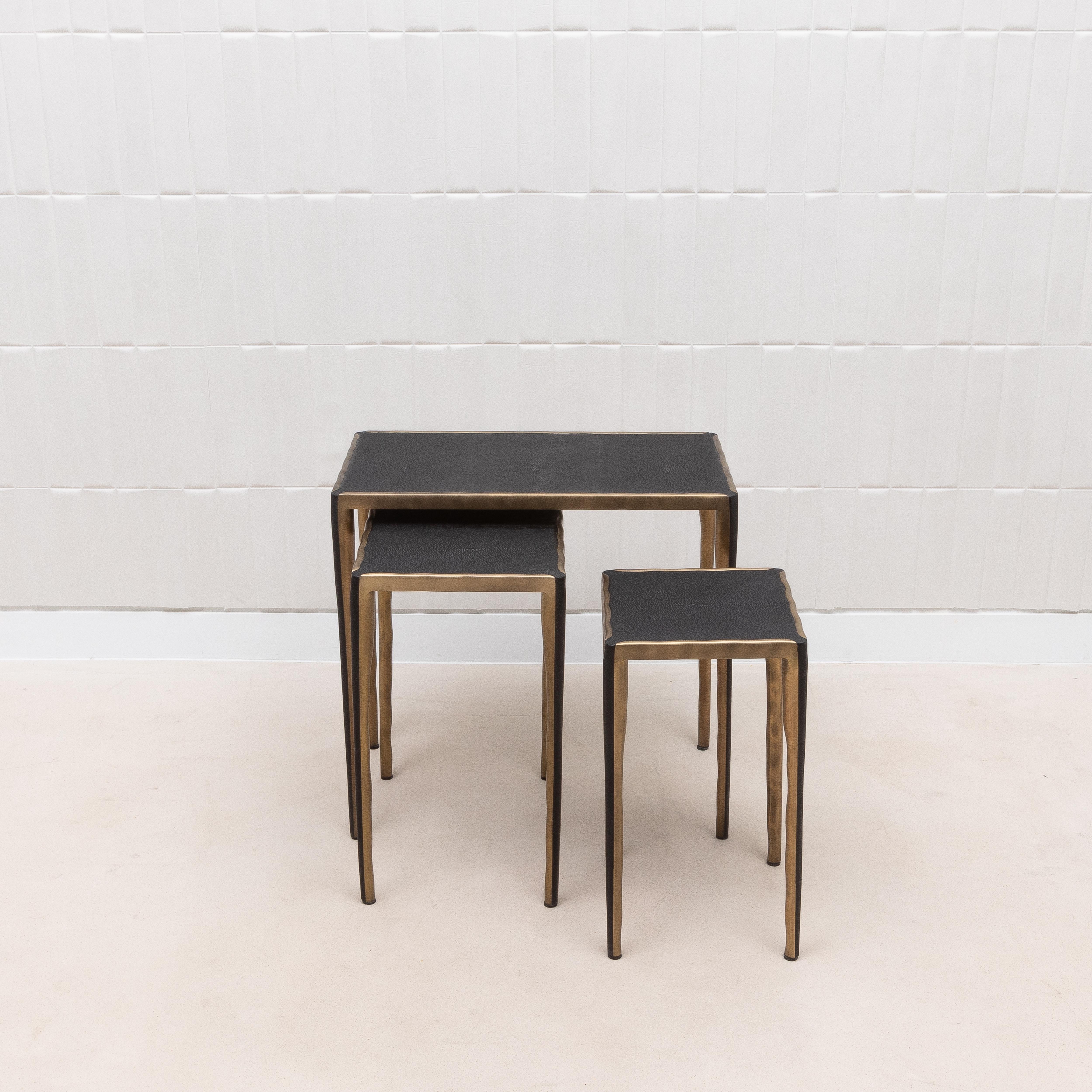 Satz Nisttische aus schwarzem Chagrin mit Bronze Patina Messing von R&Y Augousti im Zustand „Neu“ im Angebot in West Hollywood, CA