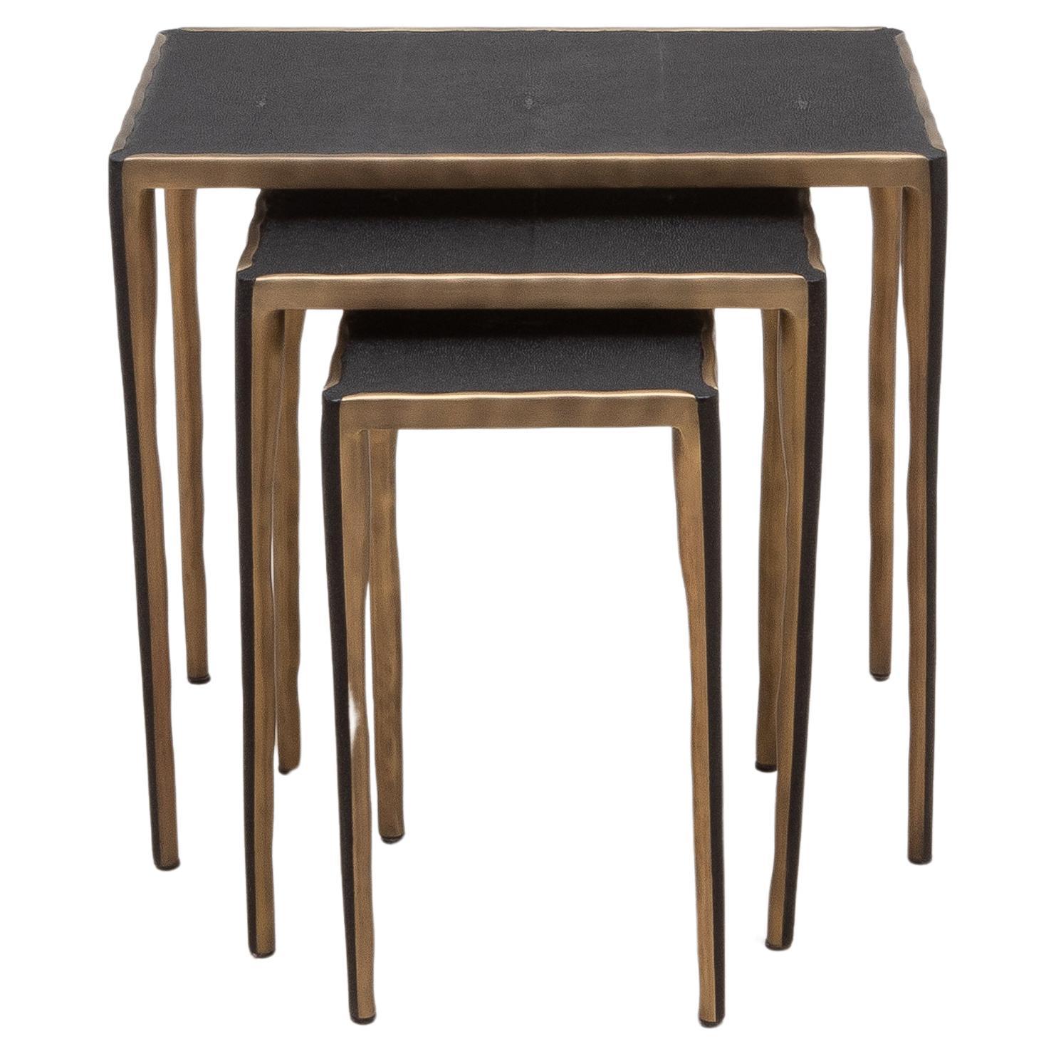 Satz Nisttische aus schwarzem Chagrin mit Bronze Patina Messing von R&Y Augousti im Angebot
