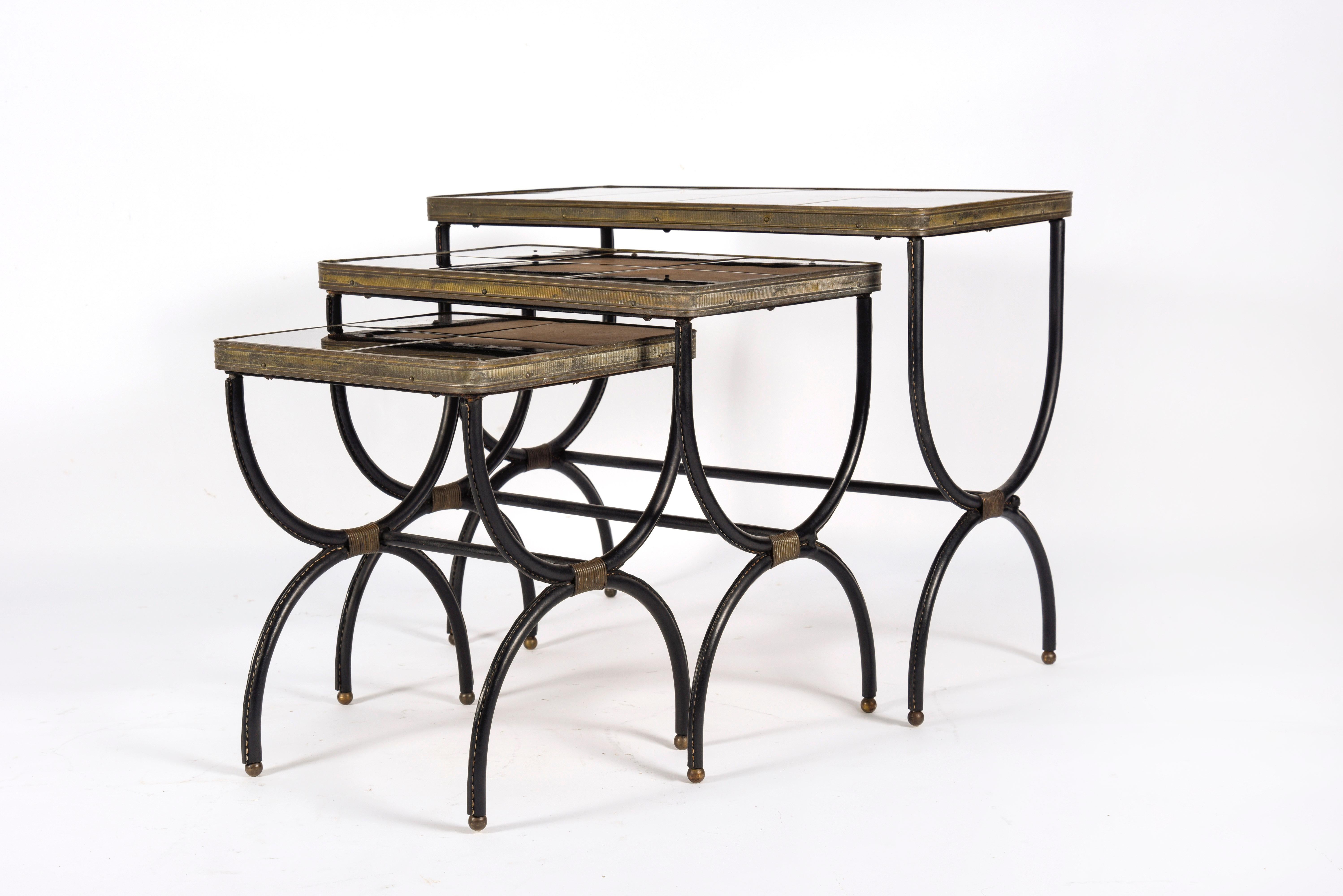 Ensemble de tables en cuir piqué avec plateau en céramique
Très bon état
Dimensions de chaque table :
37 x 61 x 48 cm
31 x 46 x 43 cm
31 x 31 x 38 cm.