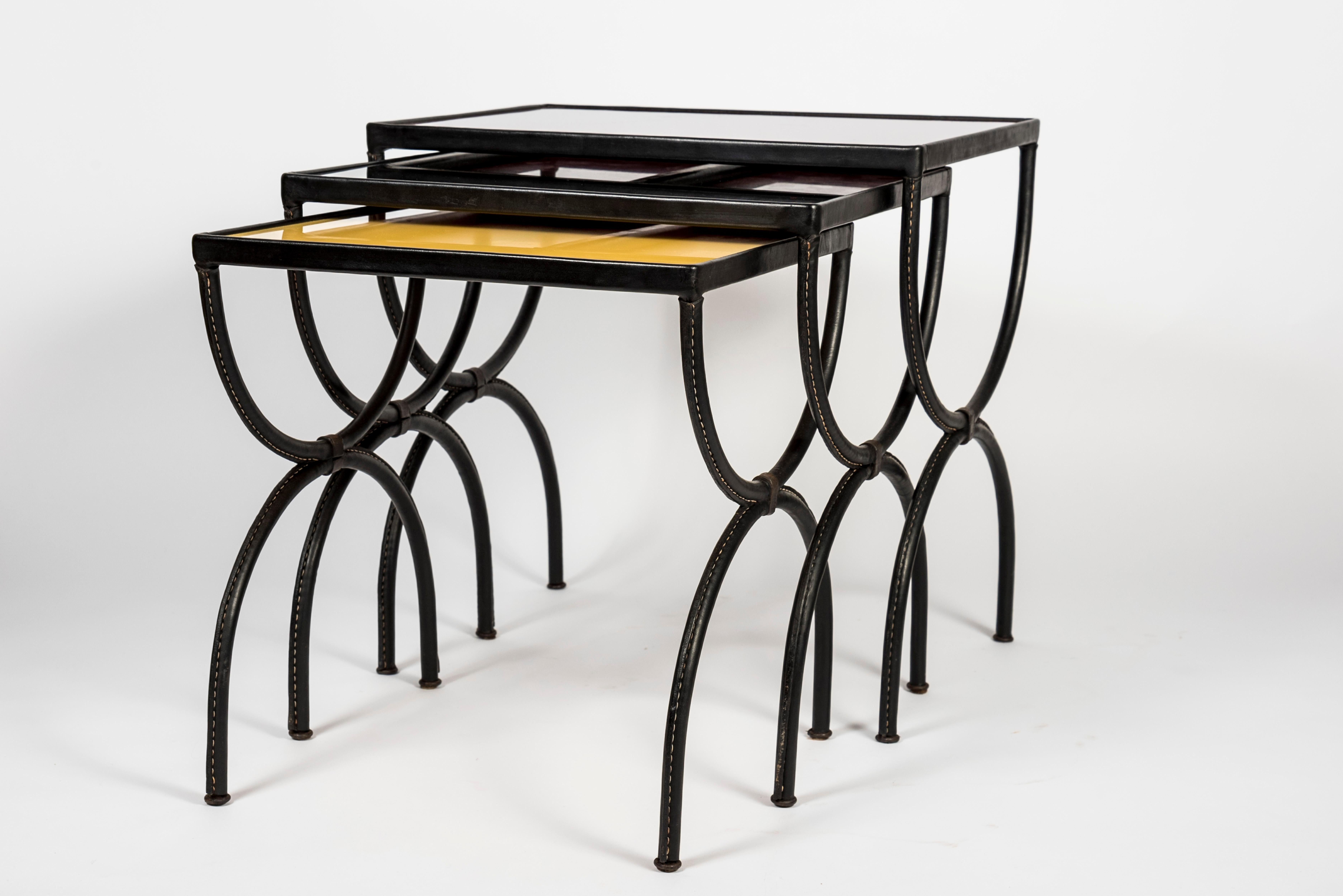 Set of nesting tables in stitched leather by Jacques Adnet
Colored glass
1950s
France
Dimensions :
1- 46/33/35 cm
2- 41/33/42 cm
3- 36/33/39.