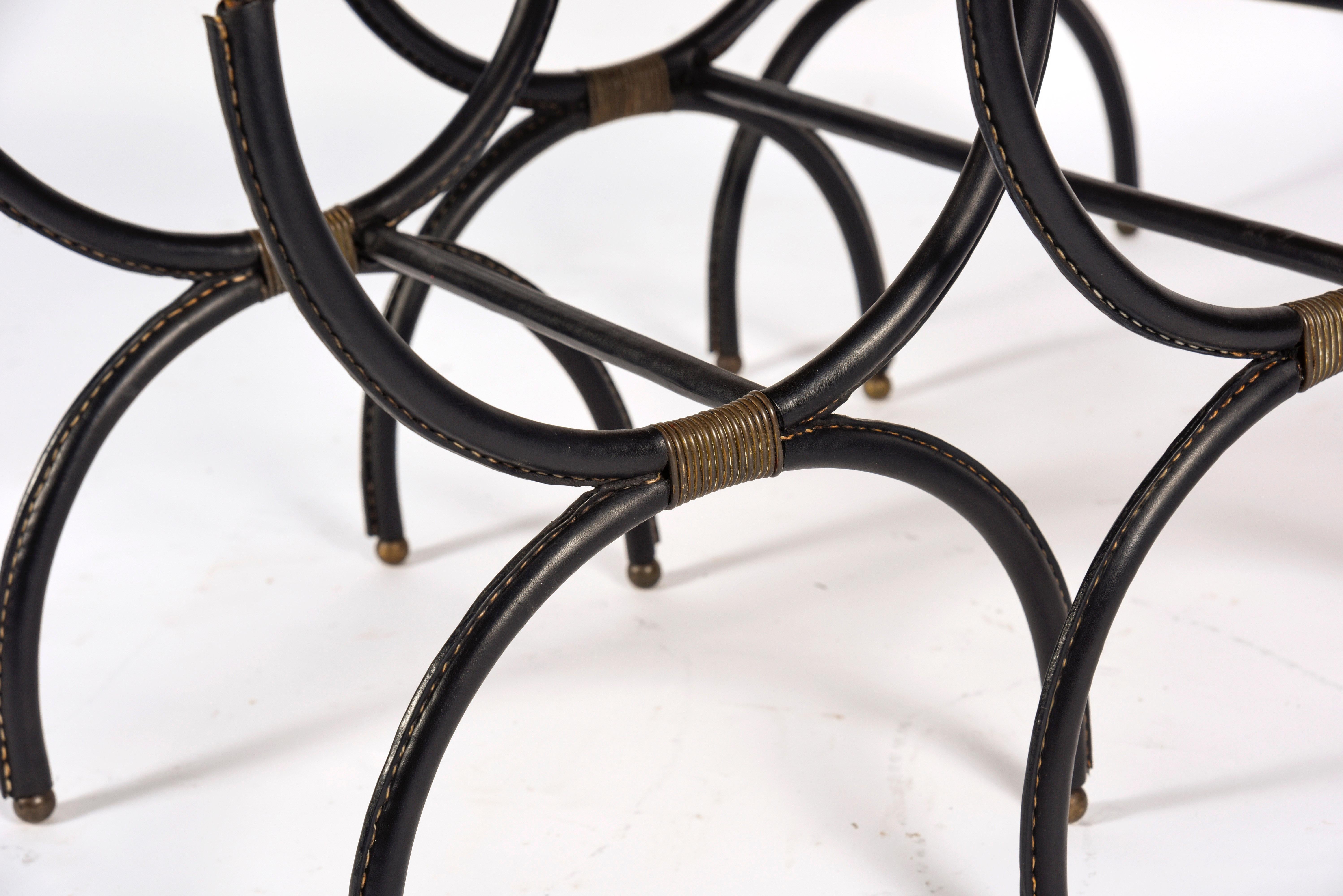 Français Ensemble de tables gigognes en cuir cousu par Jacques Adnet