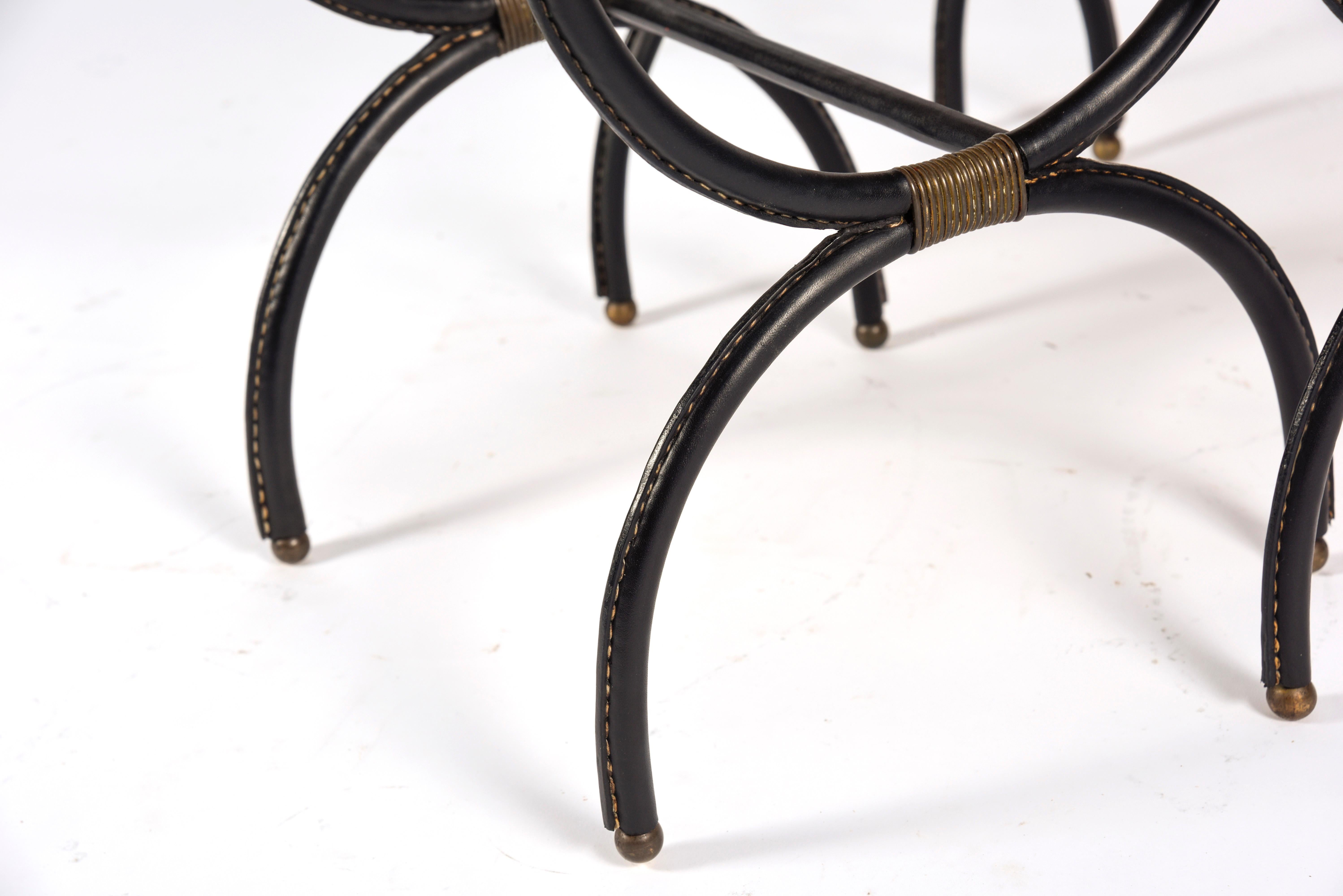 Ensemble de tables gigognes en cuir cousu par Jacques Adnet Excellent état à New York, NY