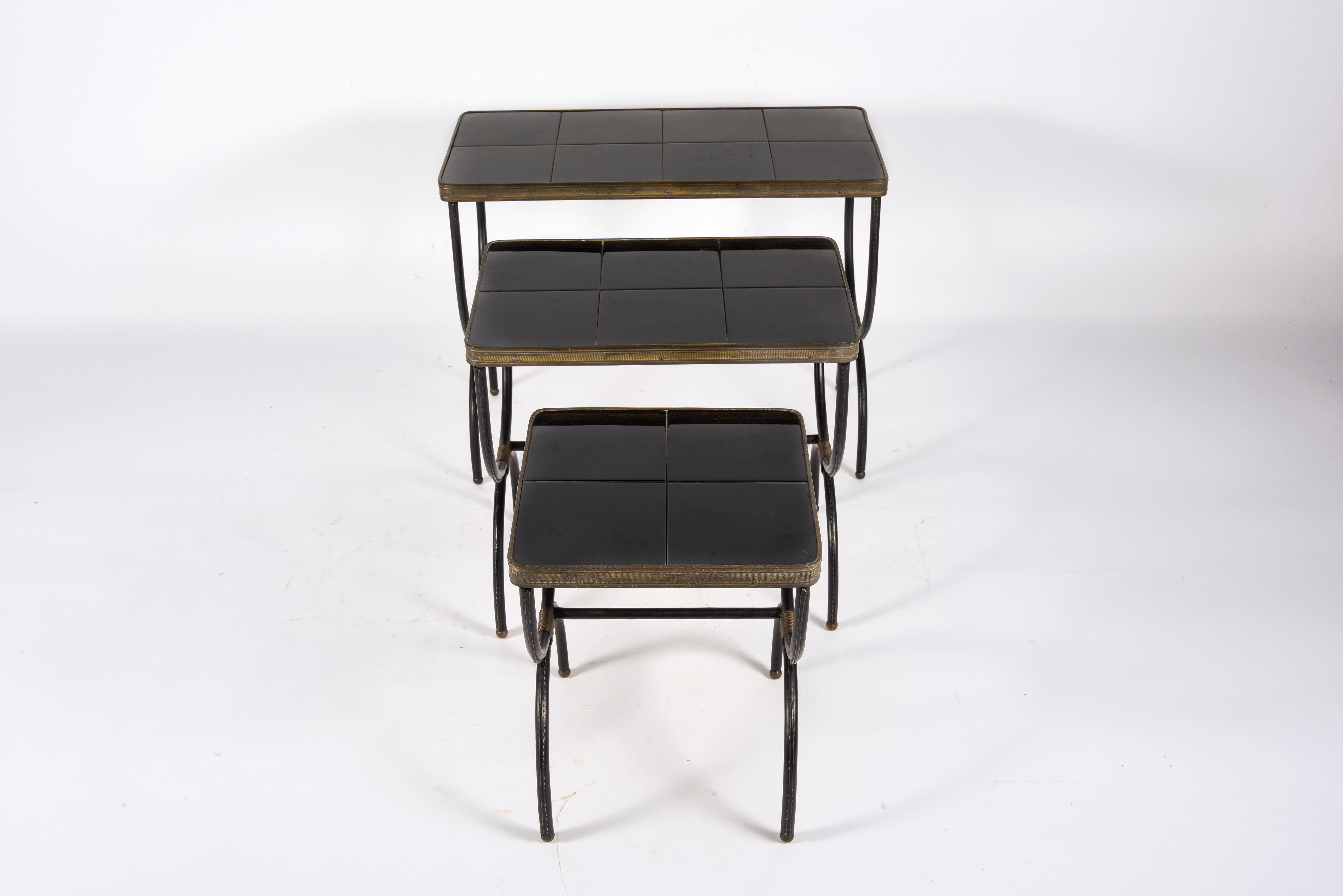 Ensemble de tables gigognes en cuir cousu par Jacques Adnet 2