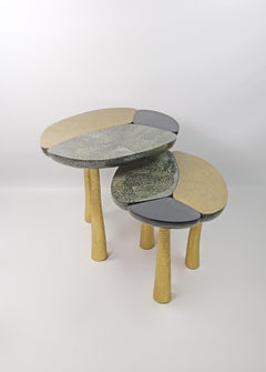 Ensemble de tables gigognes en marqueterie de pierre et laiton par Ginger Brown