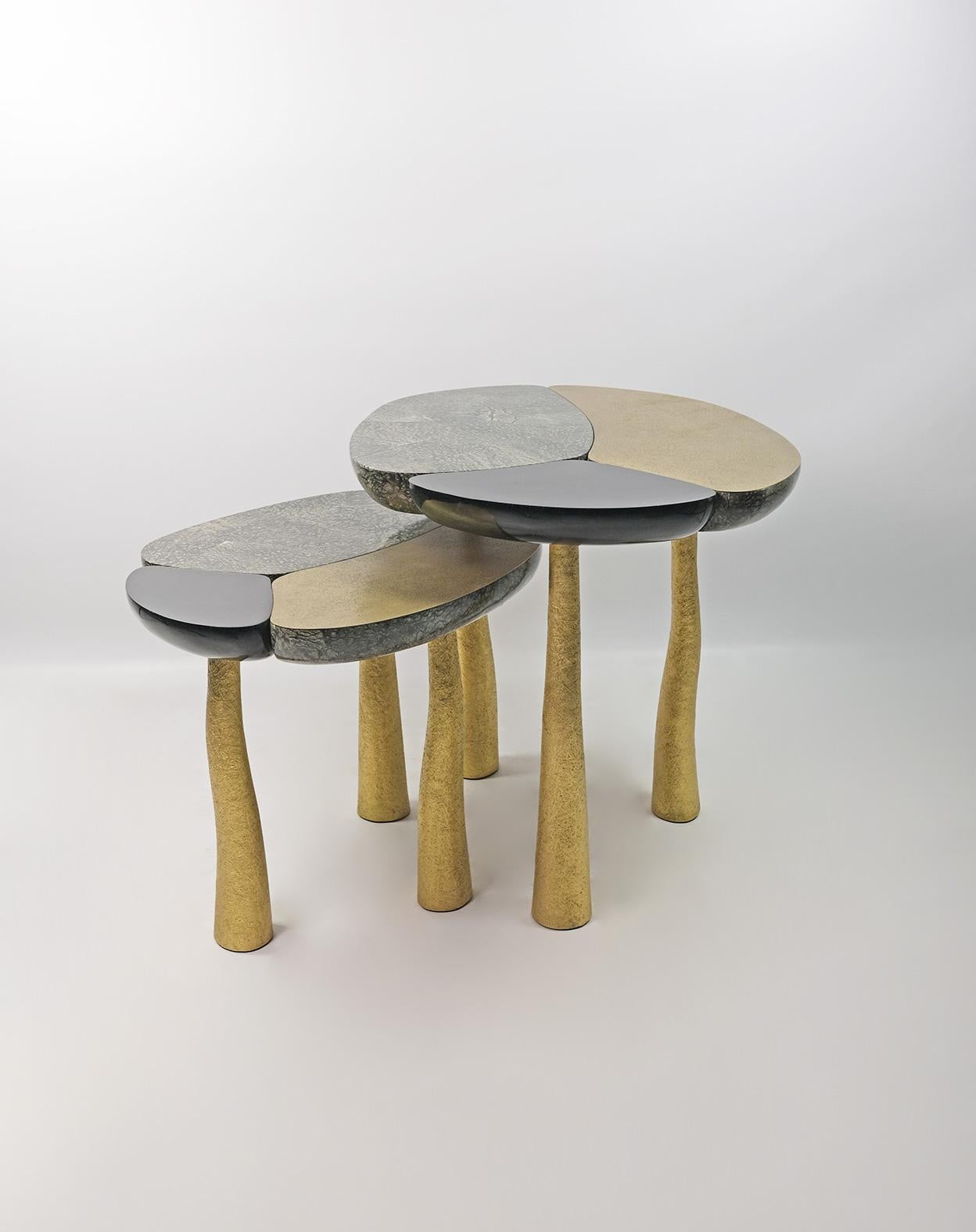 Set aus Schachteltischen aus Steineinlegearbeiten und Messing von Ginger Brown (Handgefertigt) im Angebot