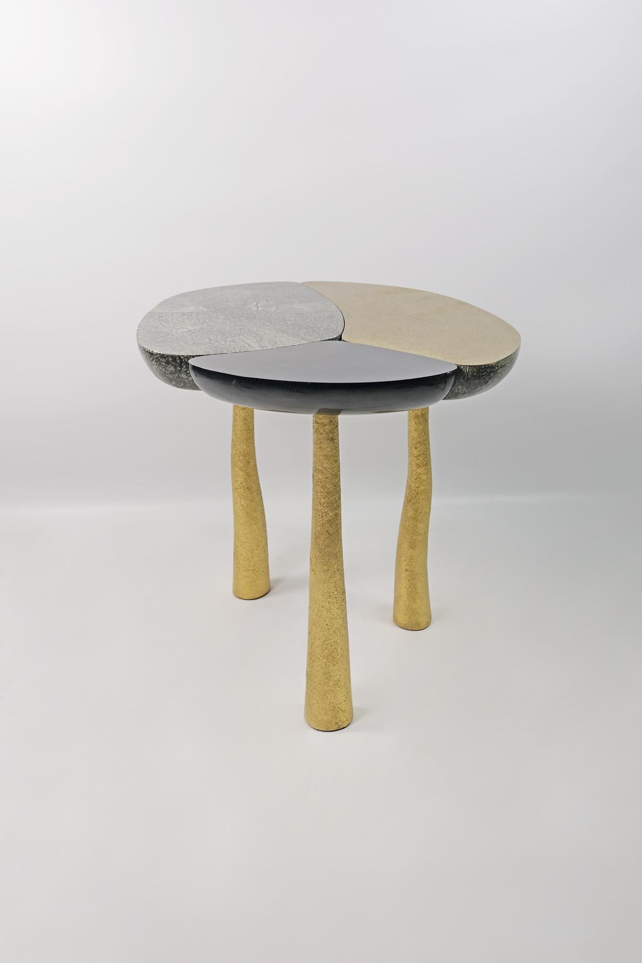 Set aus Schachteltischen aus Steineinlegearbeiten und Messing von Ginger Brown (21. Jahrhundert und zeitgenössisch) im Angebot