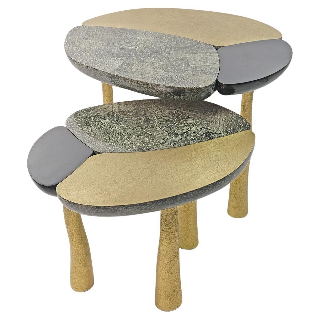 Set aus Schachteltischen aus Steineinlegearbeiten und Messing von Ginger Brown im Angebot