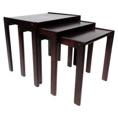 Set di tavolini nidificanti in legno scuro, design danese degli anni '60
