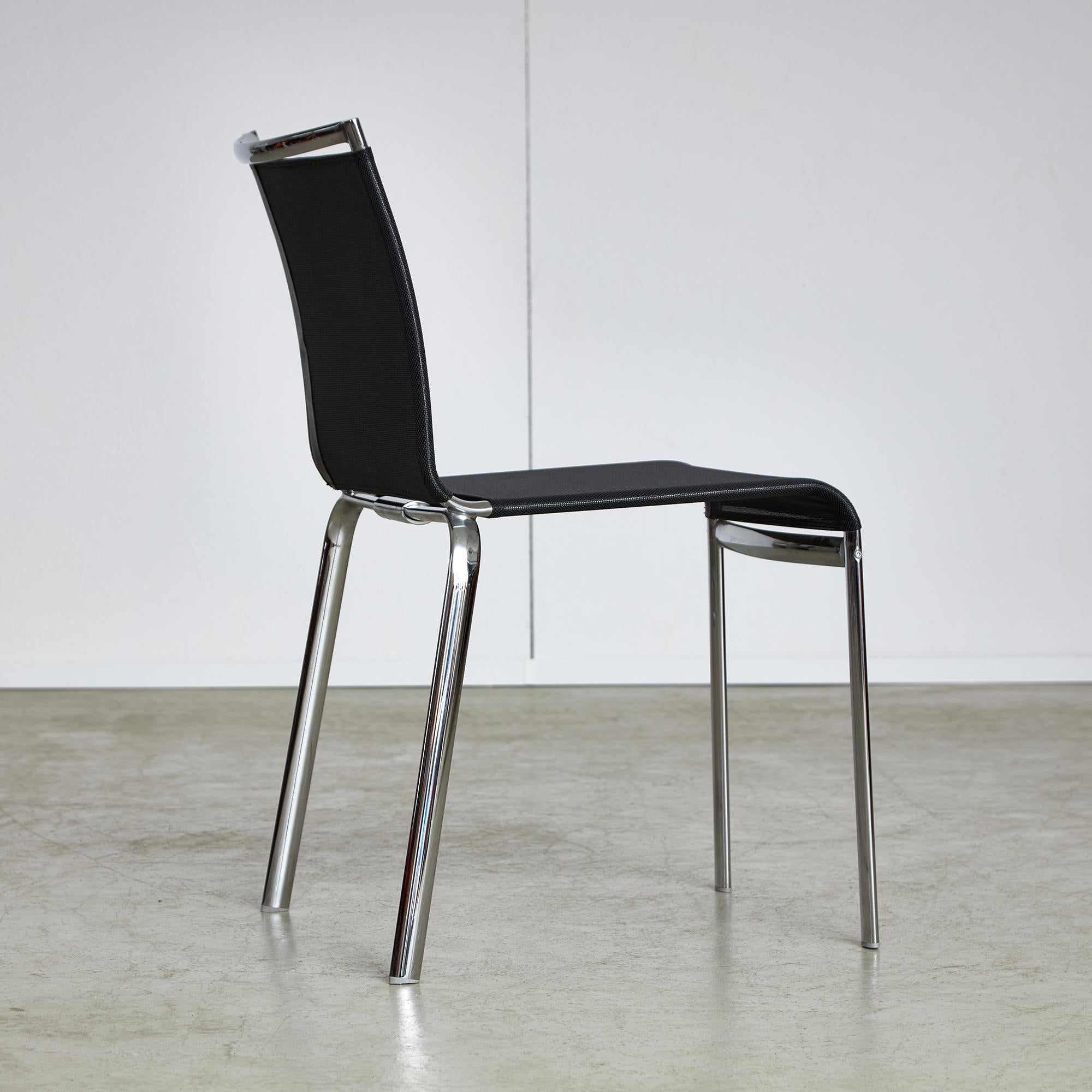La sedia Net, creata dal designer Daniele Molteni per Bontempi nel 1998, è famosa per il suo design moderno e distintivo, abbinato a un comfort e a una praticità senza pari. Il tessuto texplast/PP a trama fitta crea un effetto trasparente e robusto