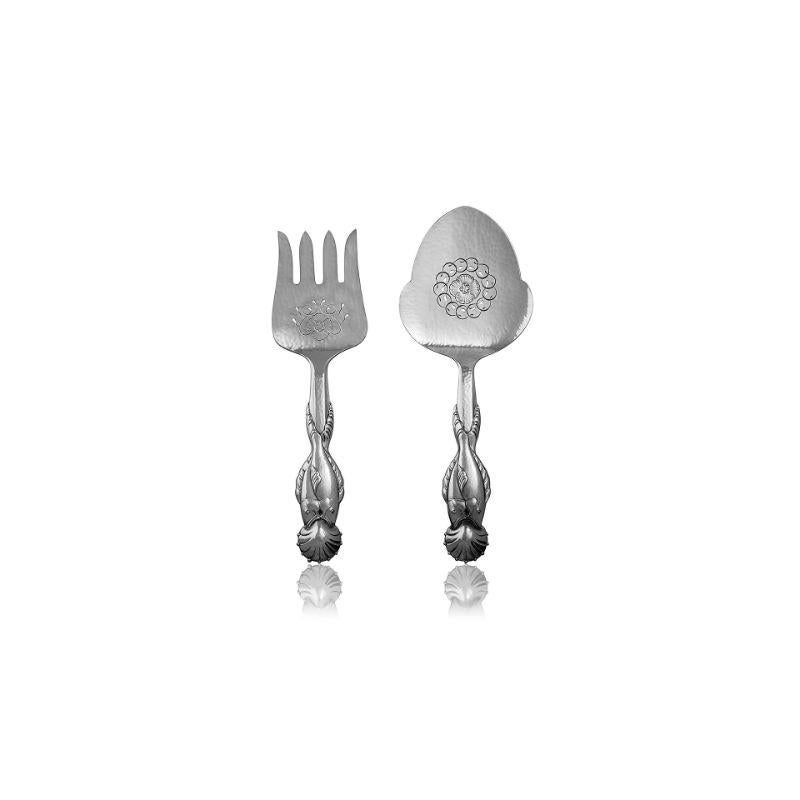This is a sterling silver Georg Jensen fish serving set, Ornamental Serving pattern #55 by Georg Jensen from circa 1914. Beautiful details, the handles are two intertwined fish with a mussel shell finial, hand chased and cut-out on the