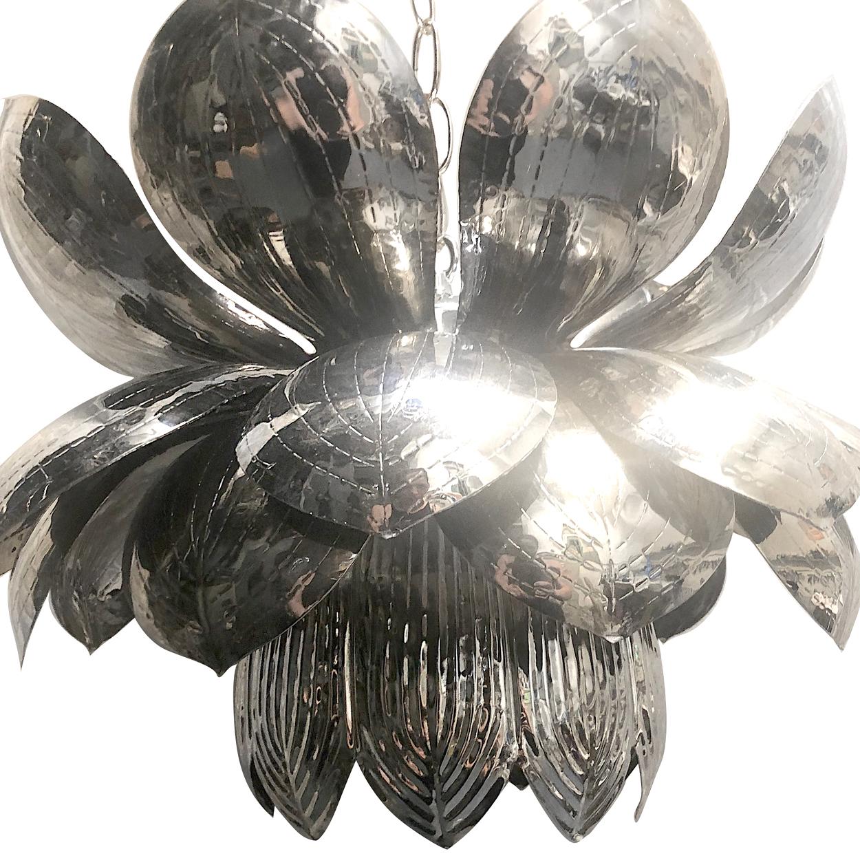 Un ensemble de quatre luminaires à fleurs de lotus du milieu du siècle avec une finition nickelée et 4 lumières. Vendu à l'unité.

Mesures :
Diamètre : 15