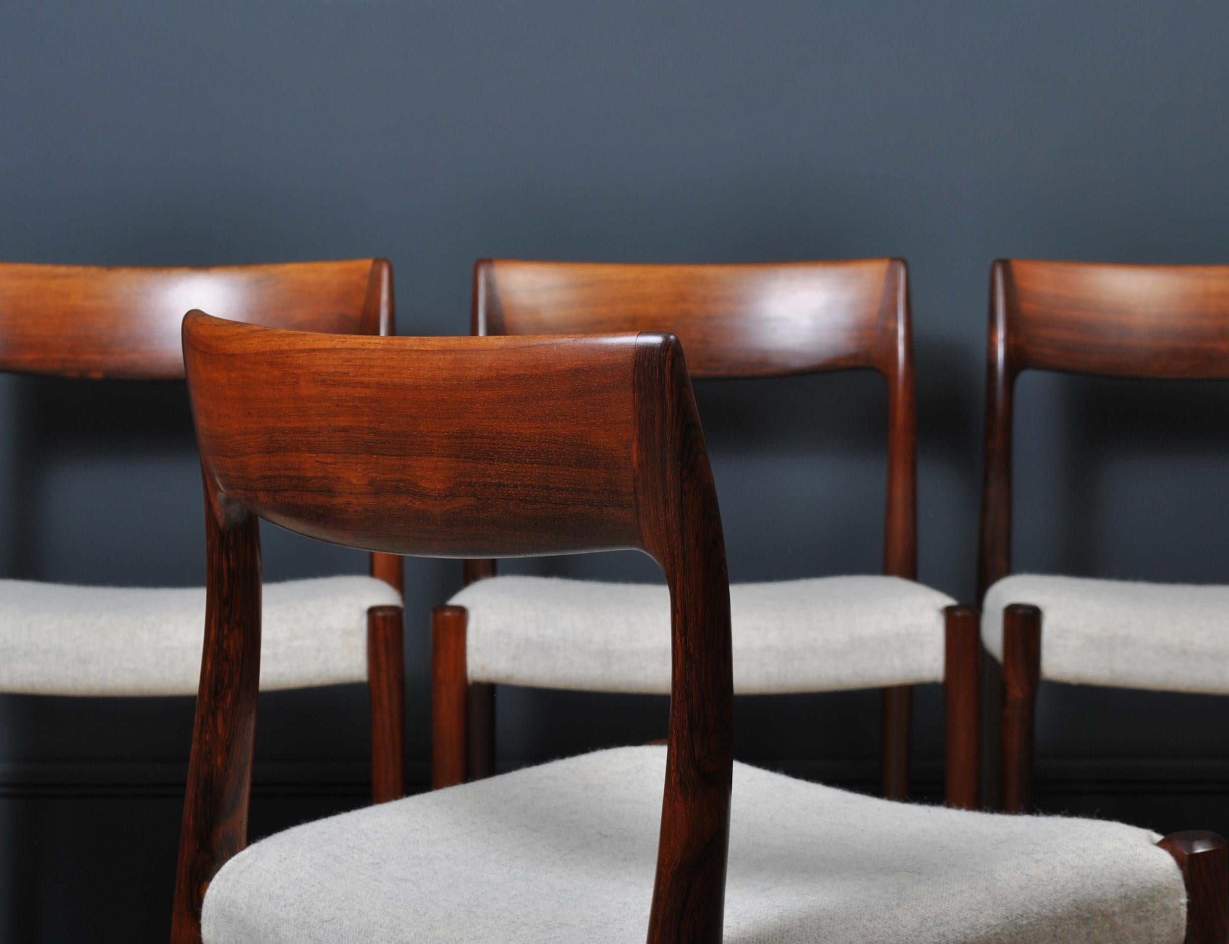 Outstanding set of 4 rosewood model 77 dining chairs designed by Niels O. Moller for J.L. Moller Mobelfabrik, Denmark late 1950’s. Absolutely beautiful rosewood.
Existing grey woollen fabric. Custom Reupholstery is available in fabric or