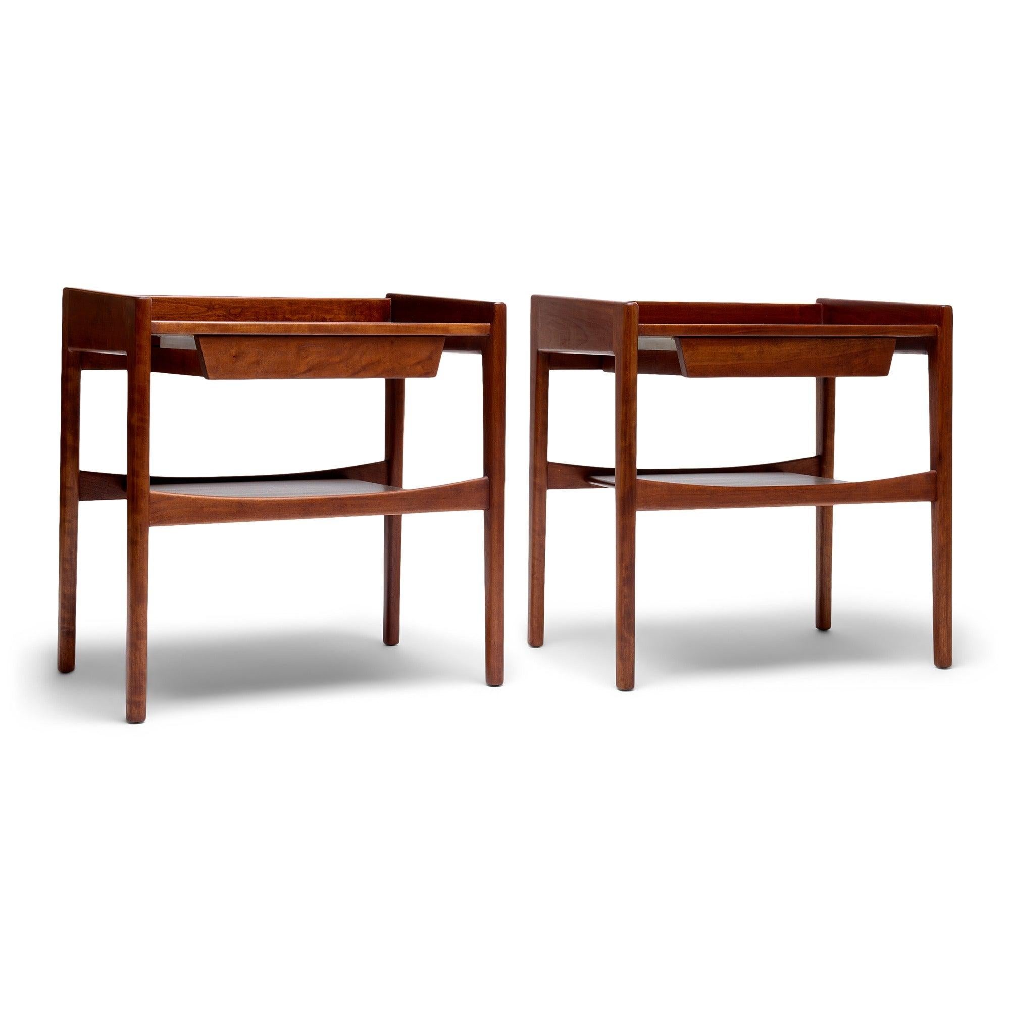 Paire de tables de chevet en noyer, conçues et fabriquées par Jens Risom. Les pupitres sont dotés d'un seul tiroir élégant et d'une étagère inférieure. Vendu comme un ensemble.