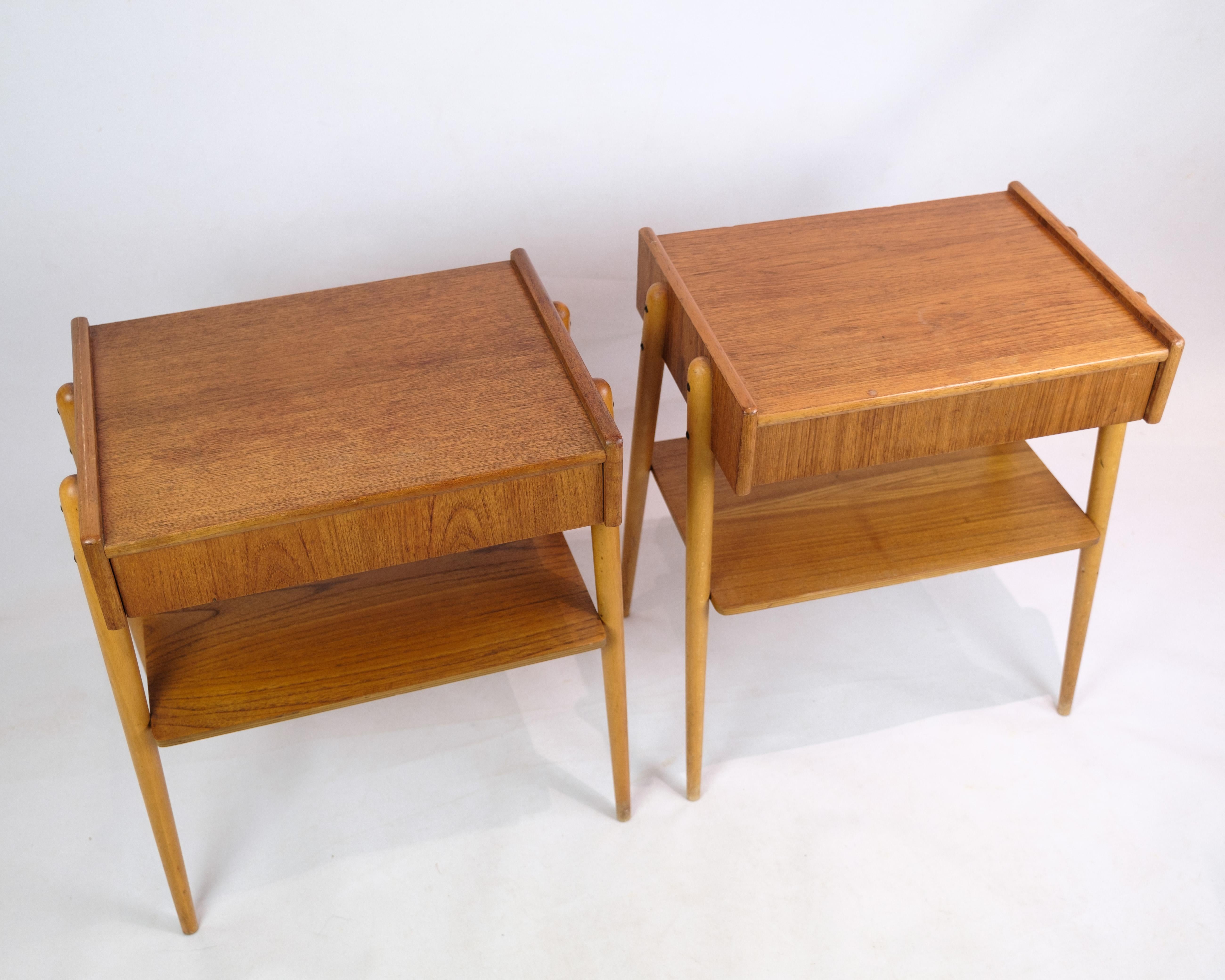 Ensemble de tables de chevet sur pieds avec tiroir et étagère, fabriquées par AB Carlström & Co møbelfabrik en Suède dans les années 1950. Ces tables de chevet représentent le design intemporel et fonctionnel qui caractérise l'art mobilier