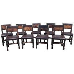 Ensemble de neuf chaises de salle à manger continentales du 17ème ou 18ème siècle avec dossiers en cuir