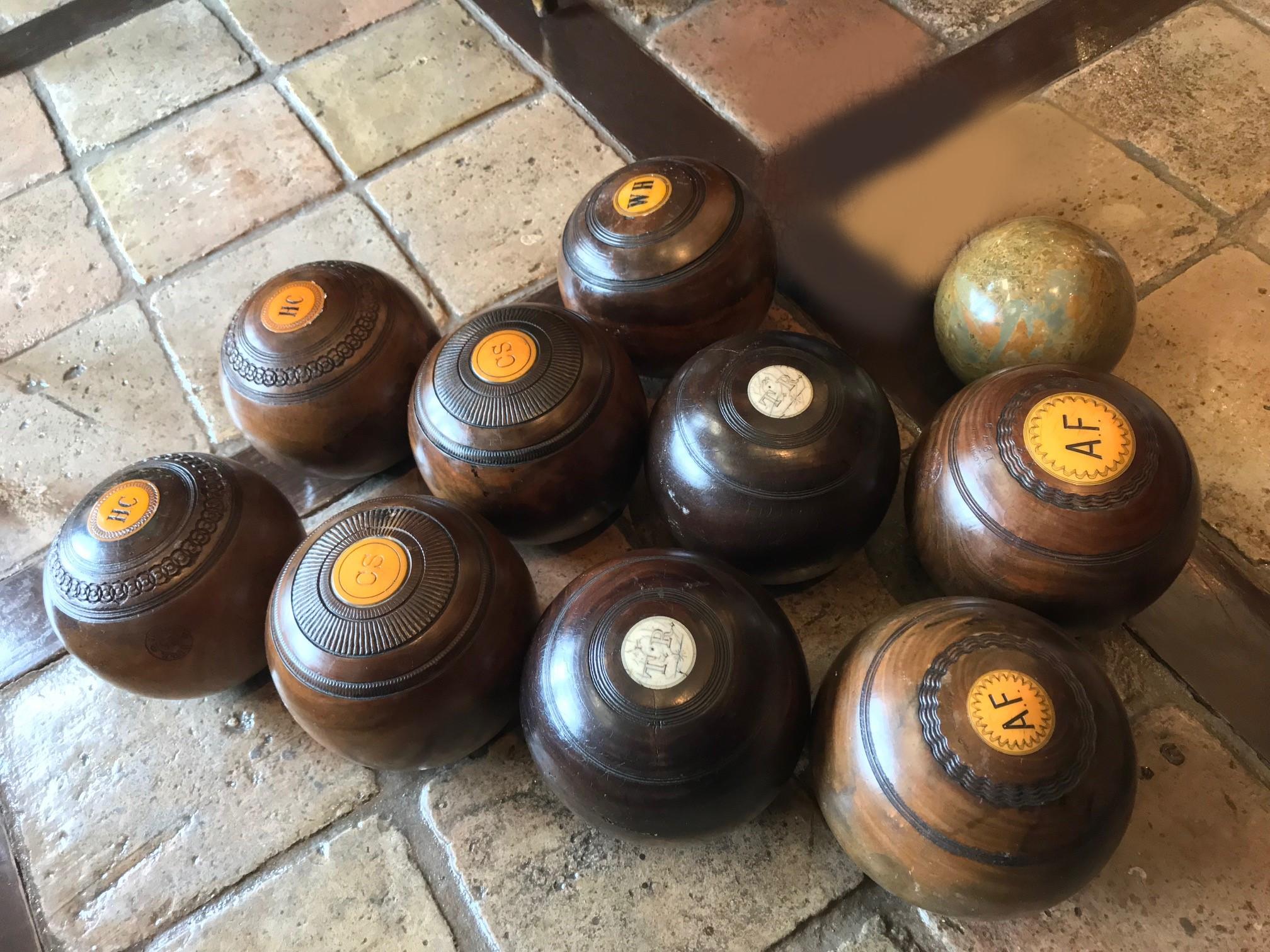 Embossé Lot de 9 boules de bowling en bois écossais Antiques Los Angeles décoratives en vente
