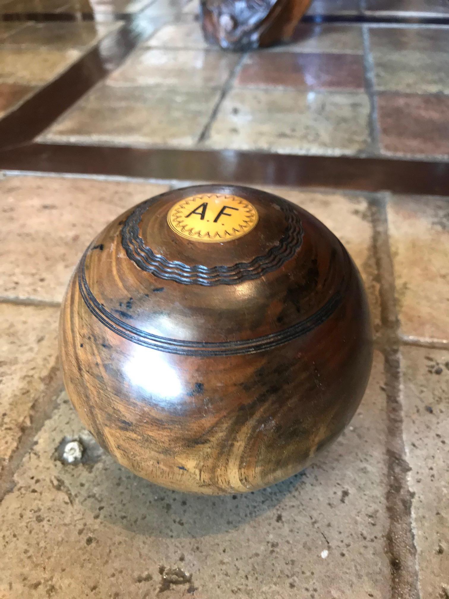 Lot de 9 boules de bowling en bois écossais Antiques Los Angeles décoratives en vente 2