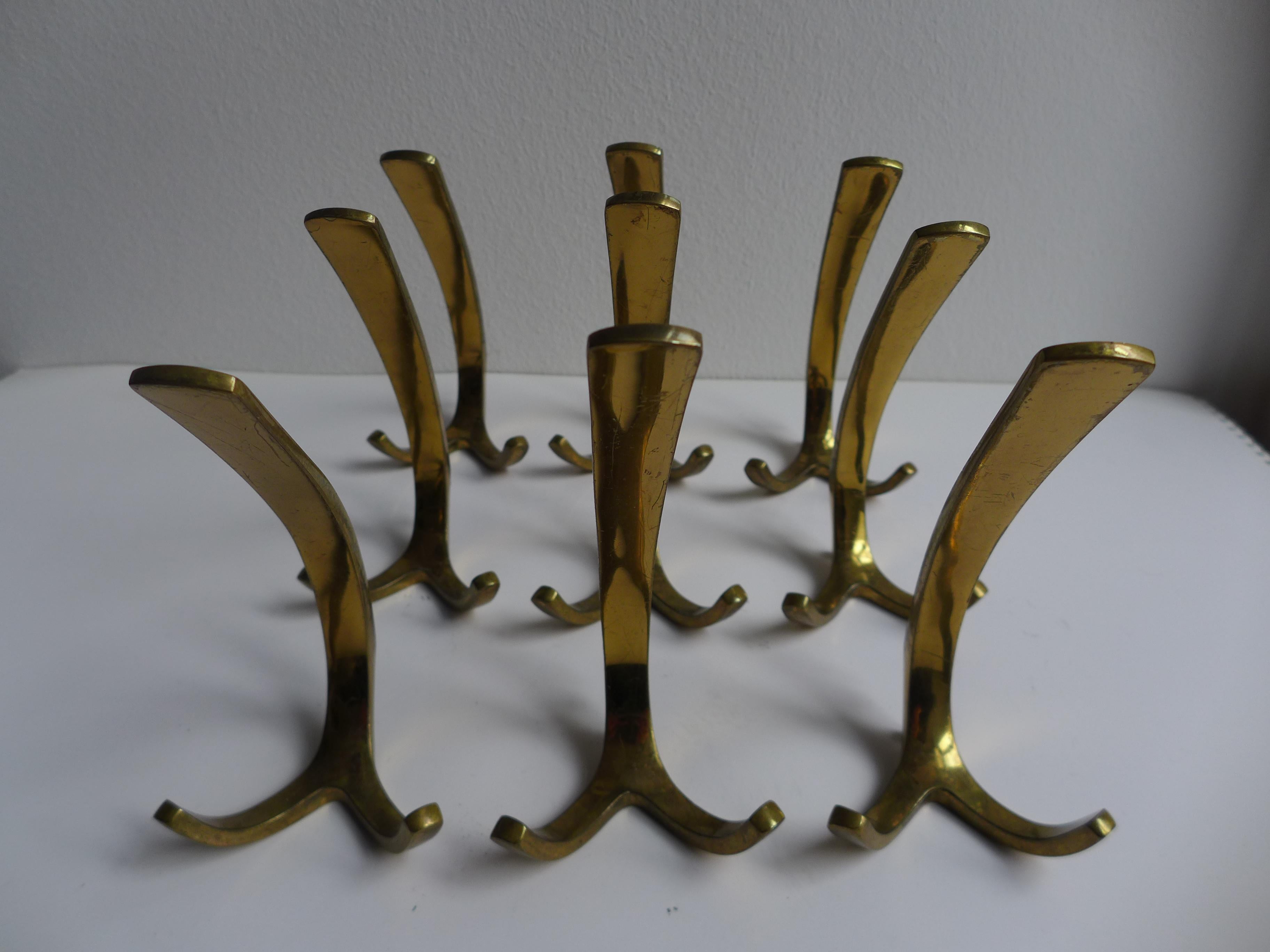 Un set di nove ganci da parete in ottone disegnato da Herta Baller in Austria negli anni '60. Con le loro forme pulite e scultoree e le calde finiture in ottone, rappresentano la sobria eleganza e la bellezza funzionale del design austriaco di metà