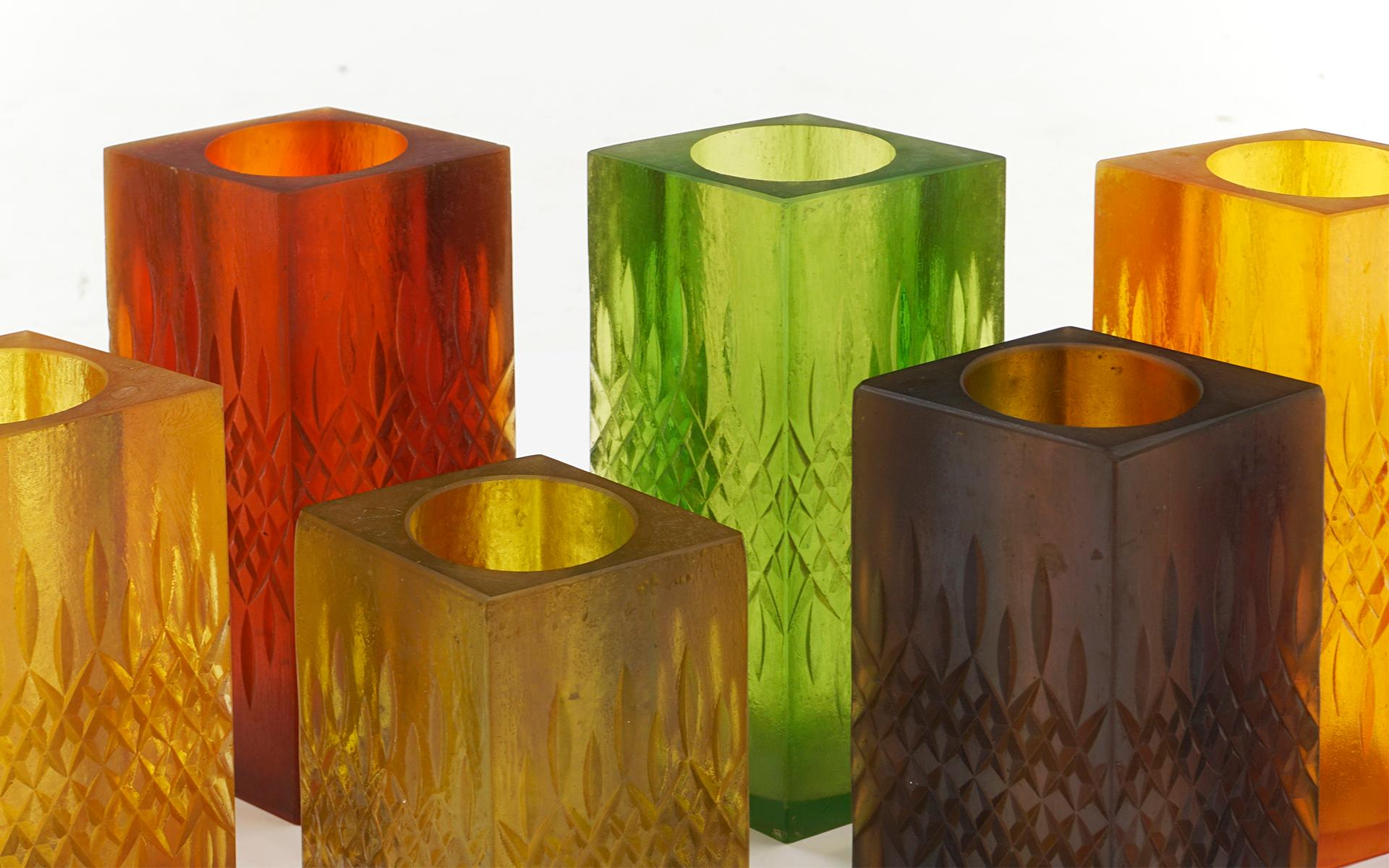Ensemble de neuf chandeliers / vases en résine multicolore de Sascha Brastoff, signés 1