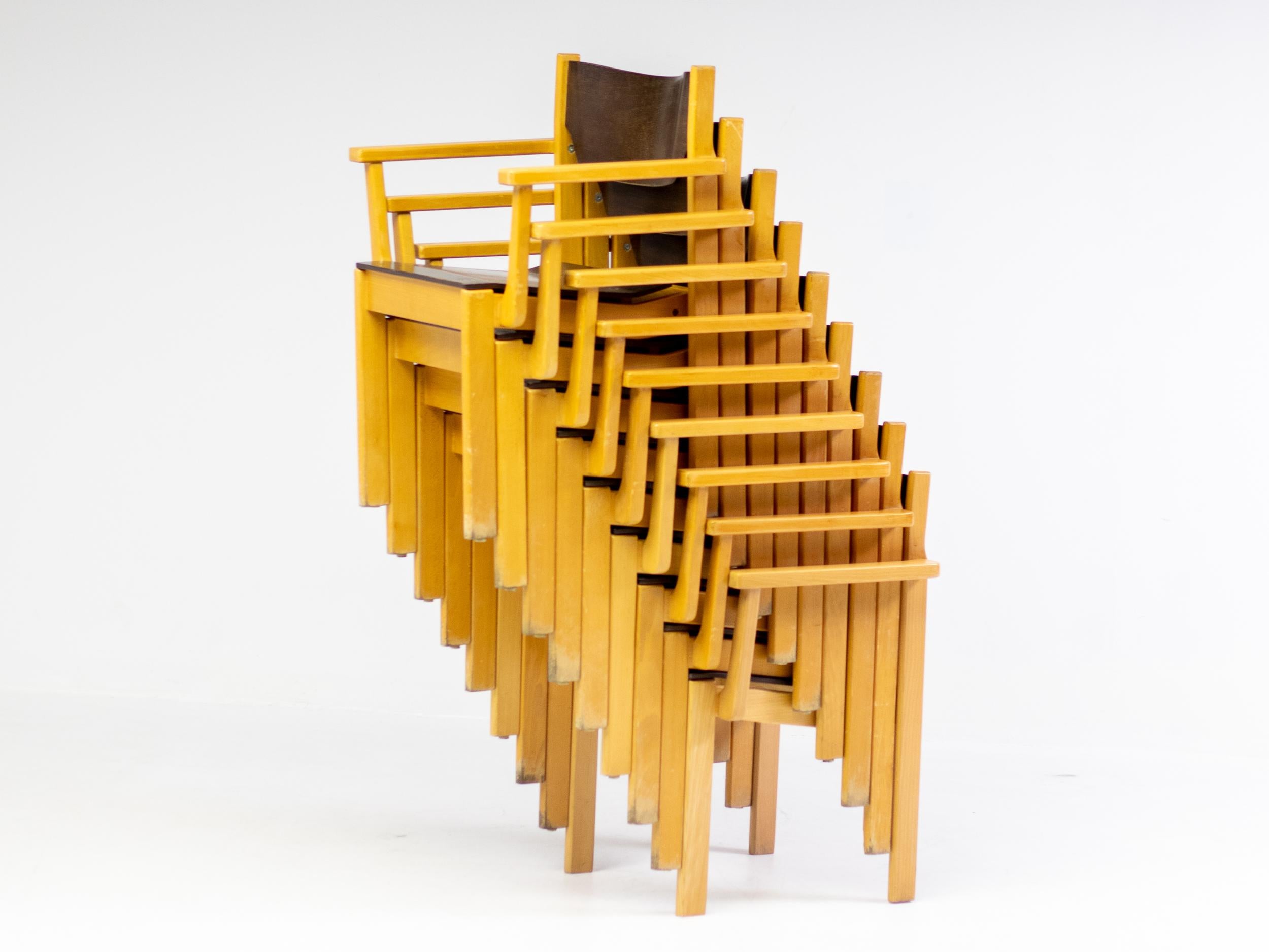 Conjunto de 9 sillones apilables daneses muy cómodos, de fresno con asiento y respaldo de contrachapado curvado.
Muy parecidas a las sillas Fritz Hansen que tuvimos en el pasado, pero estas sillas no tienen marca.
Precio por juego de nueve.

Fritz