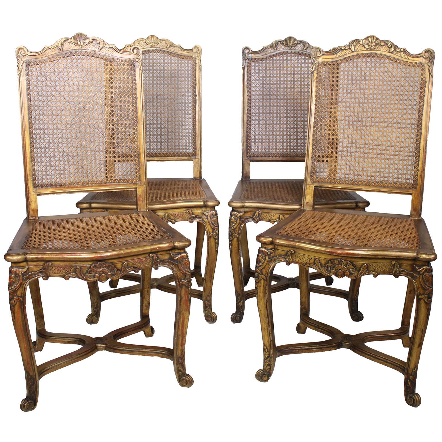 Intagliato a mano Set di nove sedie da opera francesi del XIX-XX secolo in stile Luigi XV intagliate in legno dorato in vendita