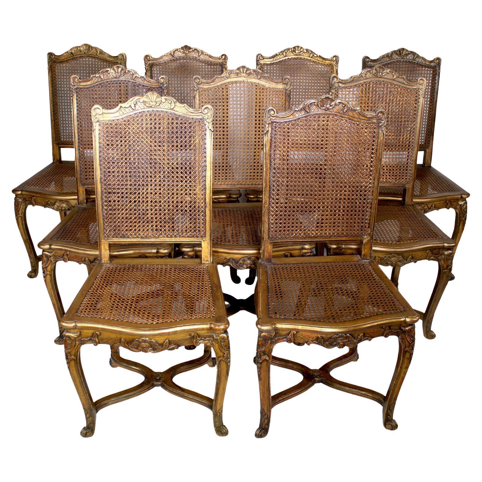 Ensemble de neuf chaises d'opéra françaises de style Louis XV du 19e-20e siècle en bois doré sculpté