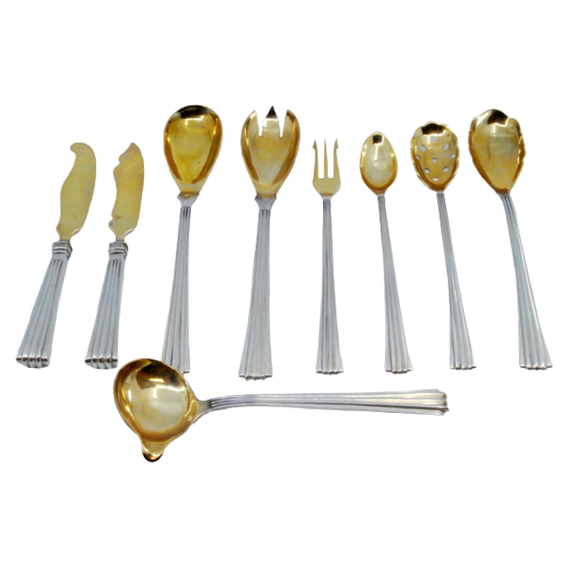 Set aus neun goldenen Besteckteilen mit erhabenen, strohähnlichen Griffen