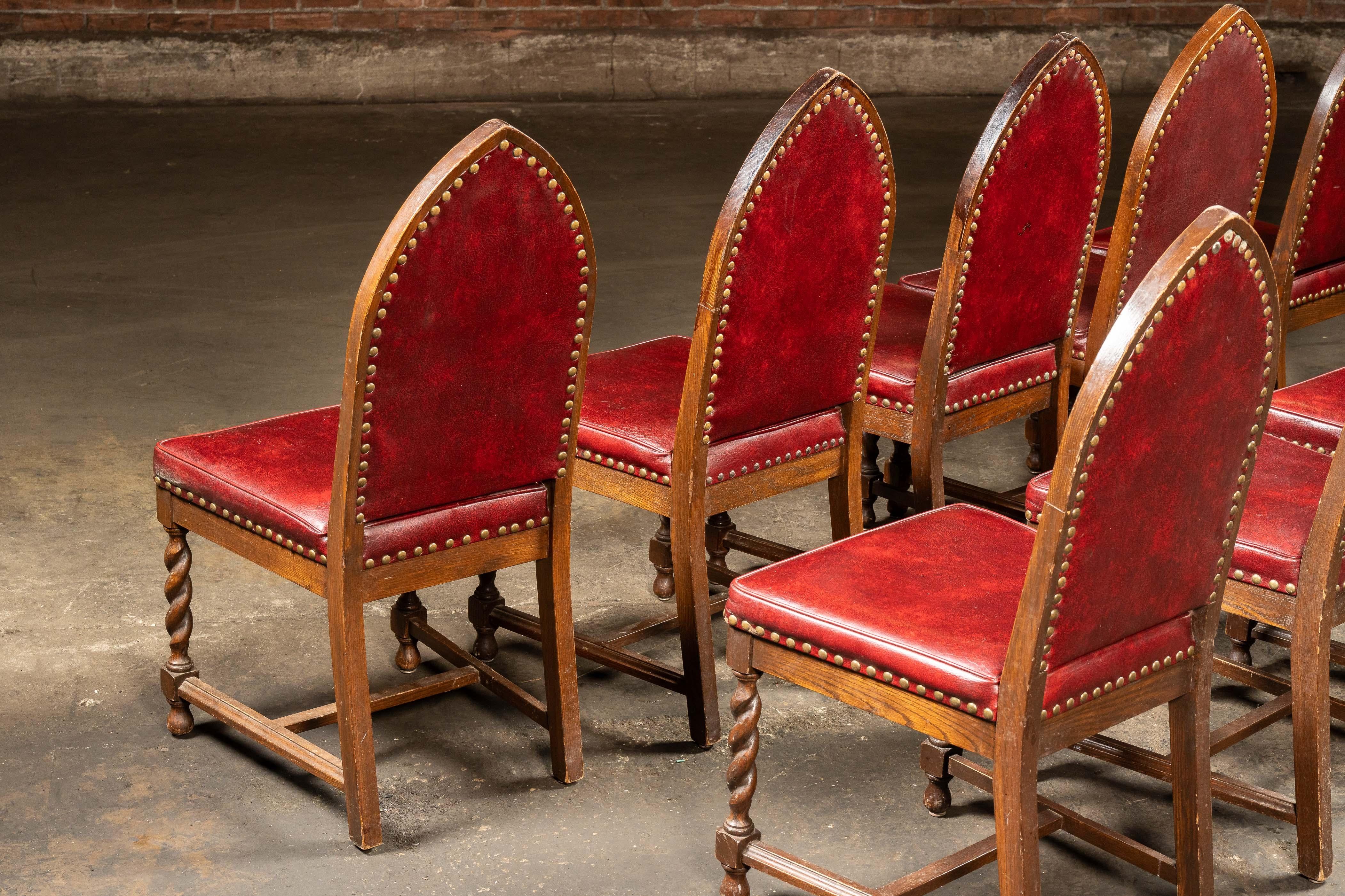 Ensemble de neuf chaises de salle à manger néo-gothique en vente 3