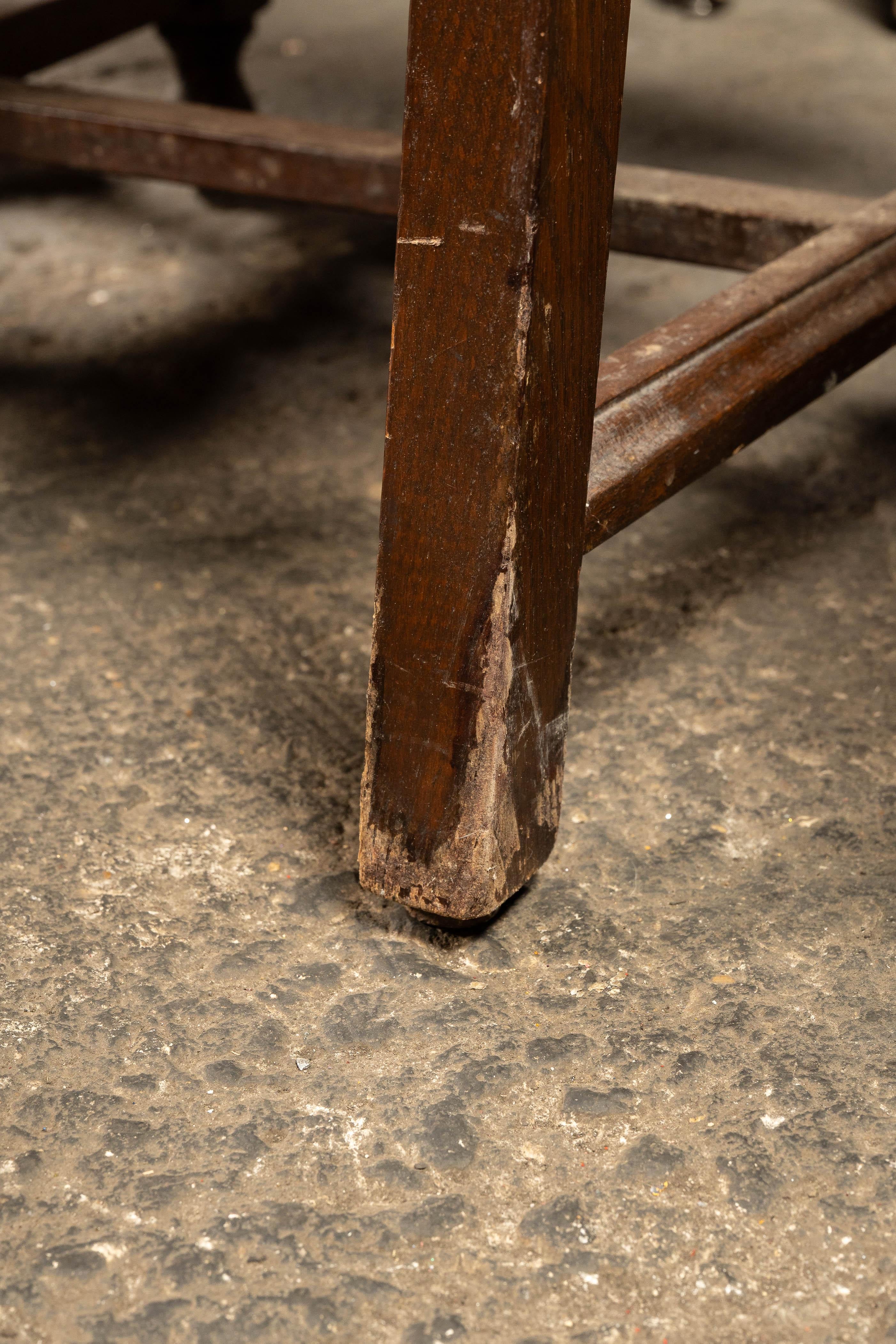 Ensemble de neuf chaises de salle à manger néo-gothique en vente 5