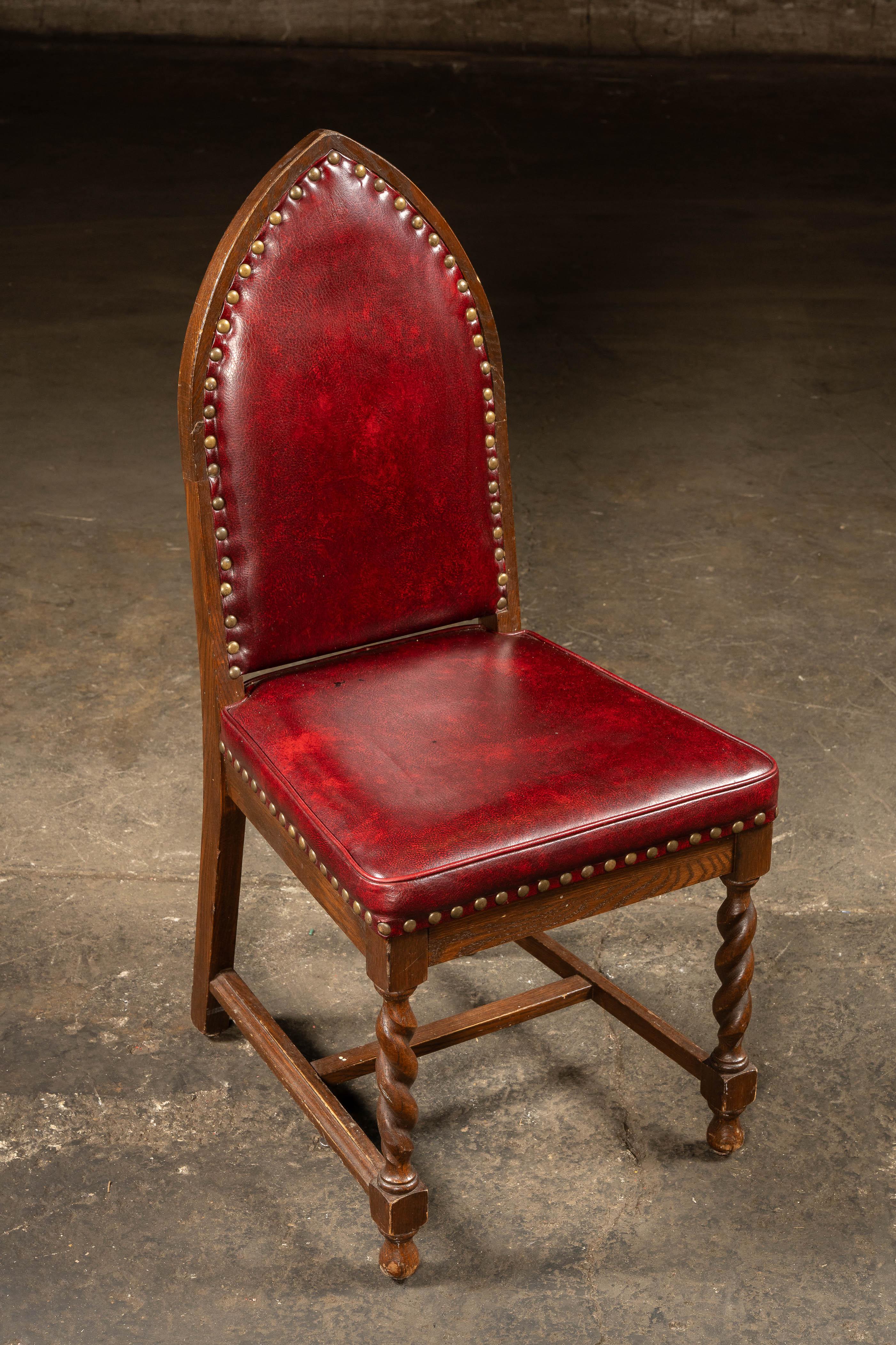 Ensemble de neuf chaises de salle à manger néo-gothique en vente 6