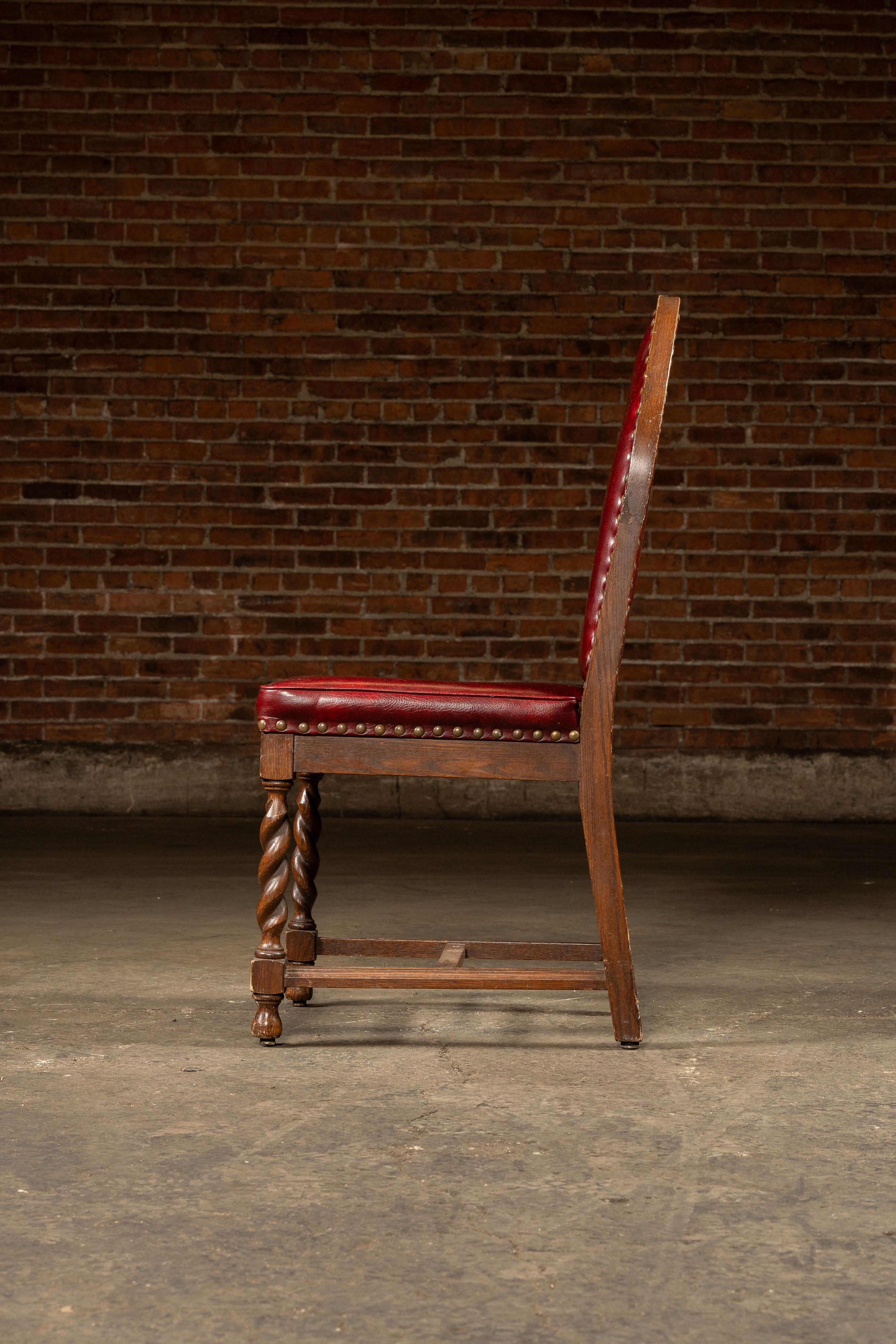 Ensemble de neuf chaises de salle à manger néo-gothique en vente 8
