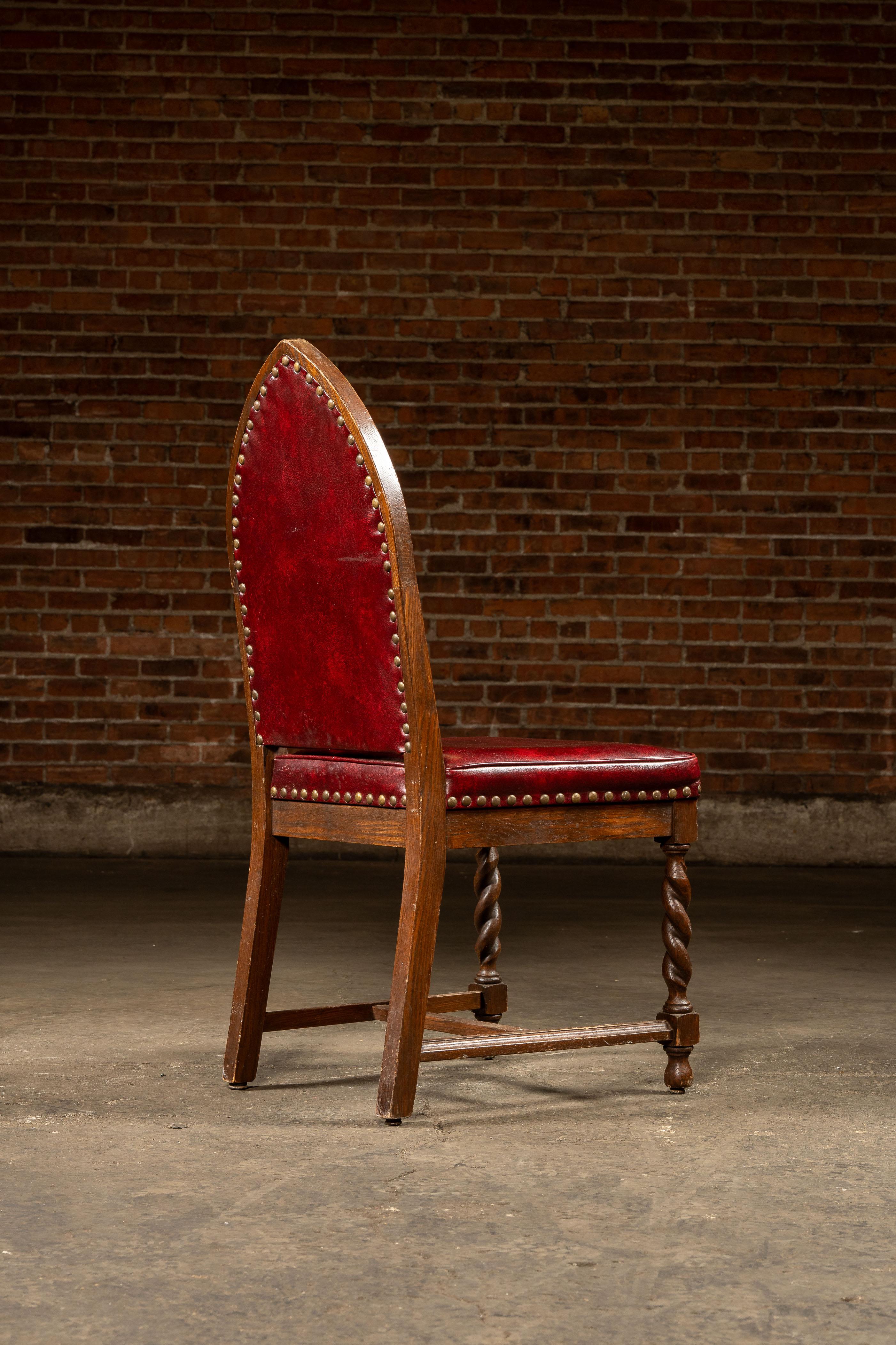 Ensemble de neuf chaises de salle à manger néo-gothique en vente 9