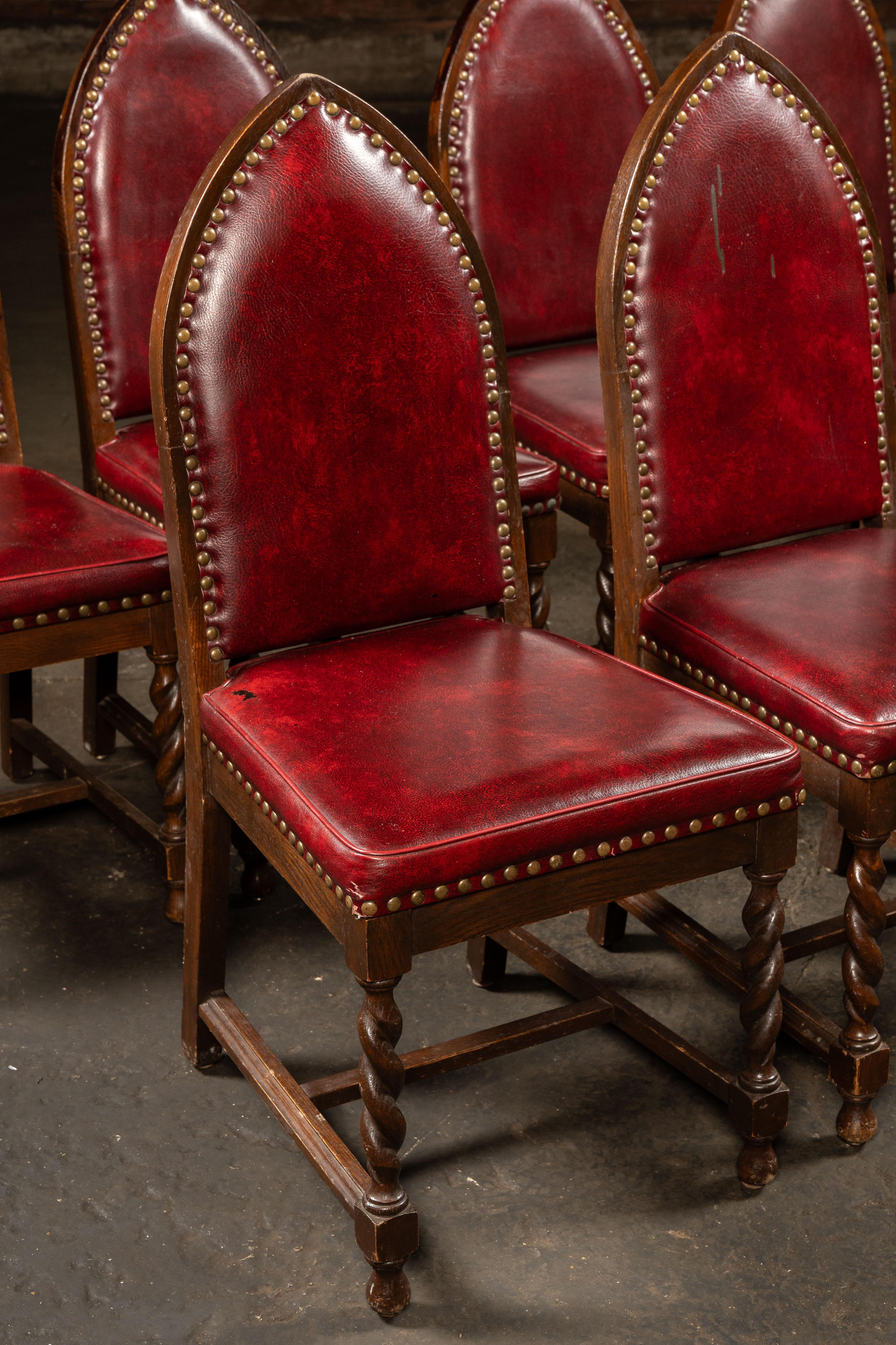 Ensemble de chaises de salle à manger tapissées d'inspiration victorienne.

Vous est-il déjà arrivé d'inviter une famille de vampires à dîner et de vous rendre compte que vous n'aviez pas de places assises ? Ces chaises néo-gothiques sont parfaites
