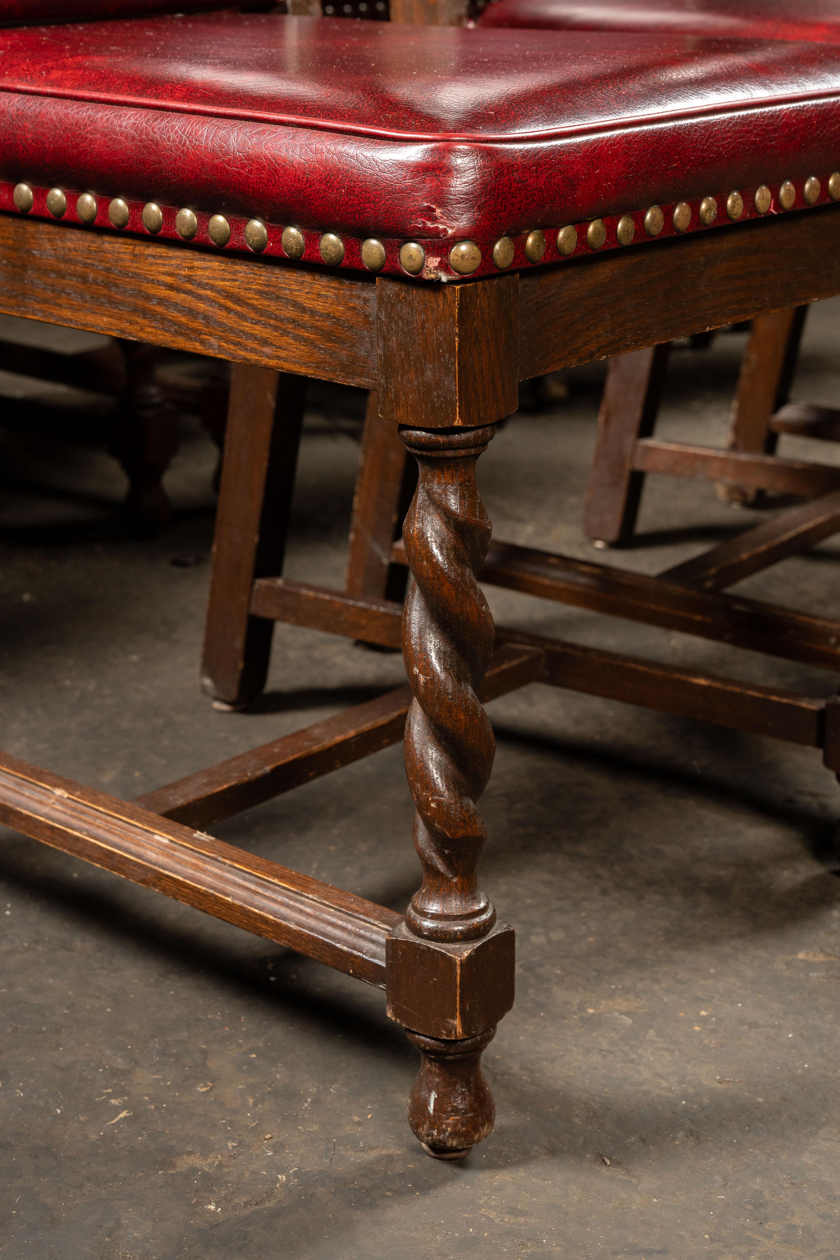 Ensemble de neuf chaises de salle à manger néo-gothique Bon état - En vente à Dekalb, IL