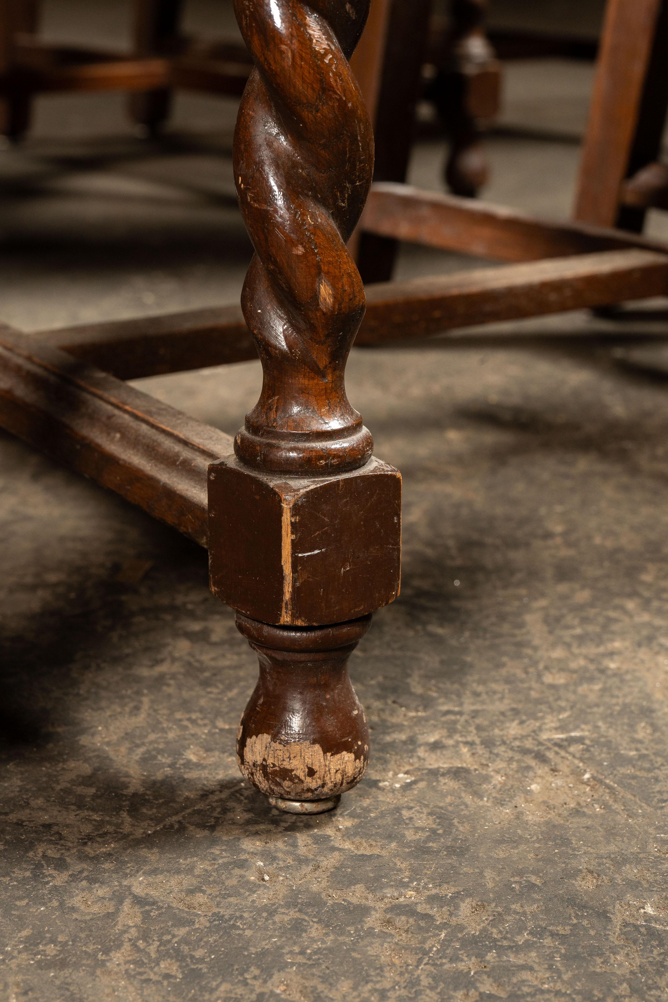 Cuir Ensemble de neuf chaises de salle à manger néo-gothique en vente