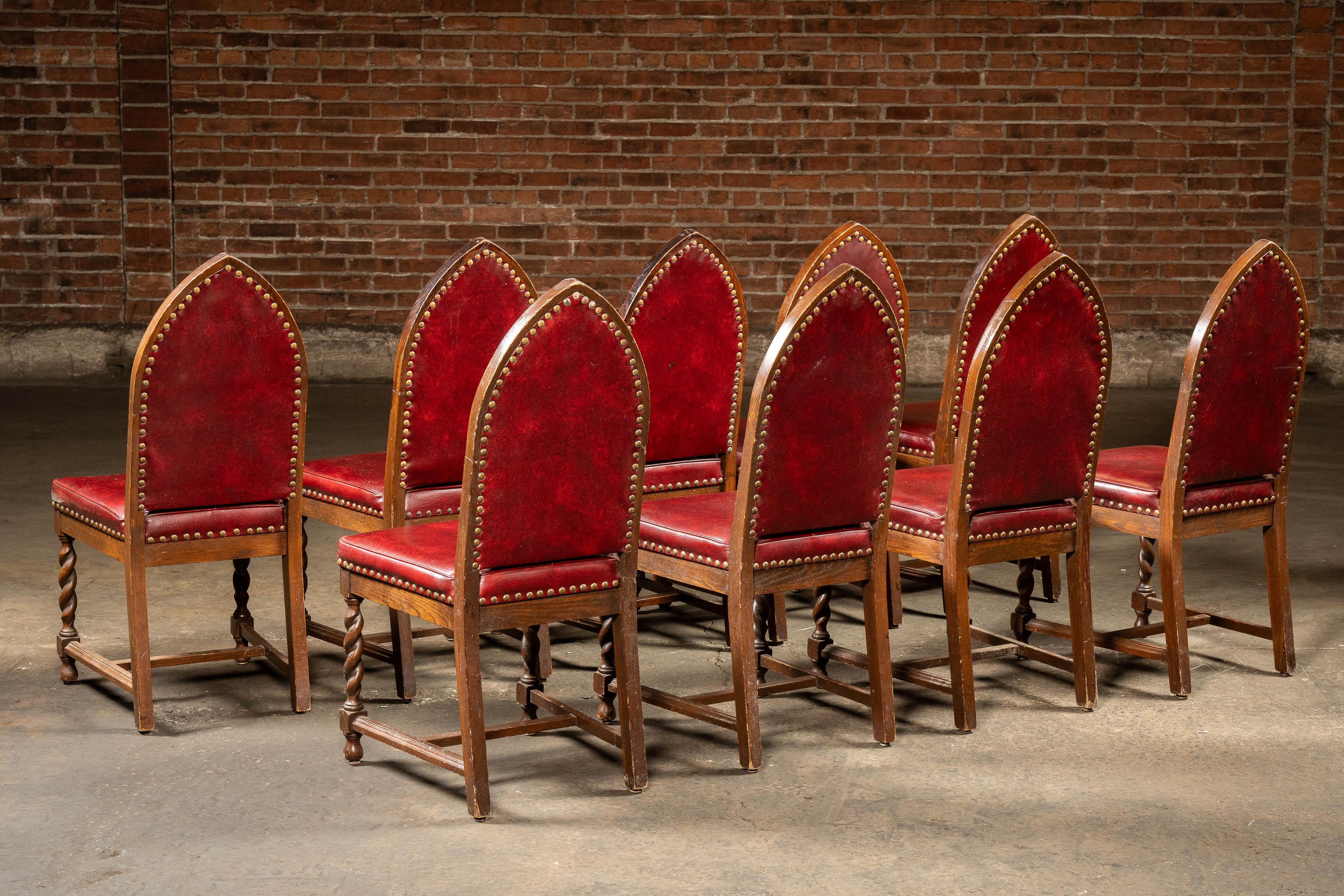 Ensemble de neuf chaises de salle à manger néo-gothique en vente 2