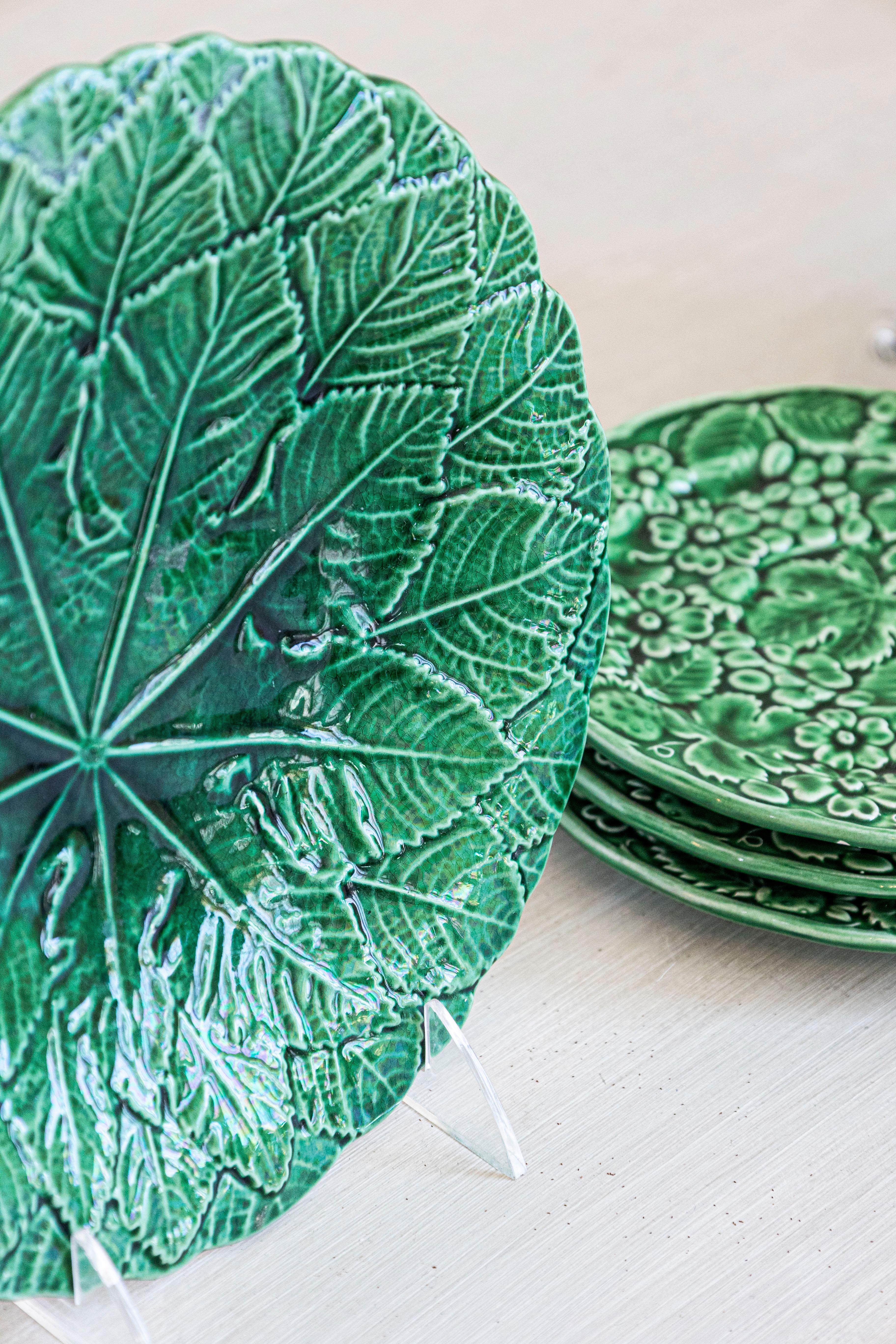 Conjunto de nueve piezas de porcelana esmaltada verde en venta 3