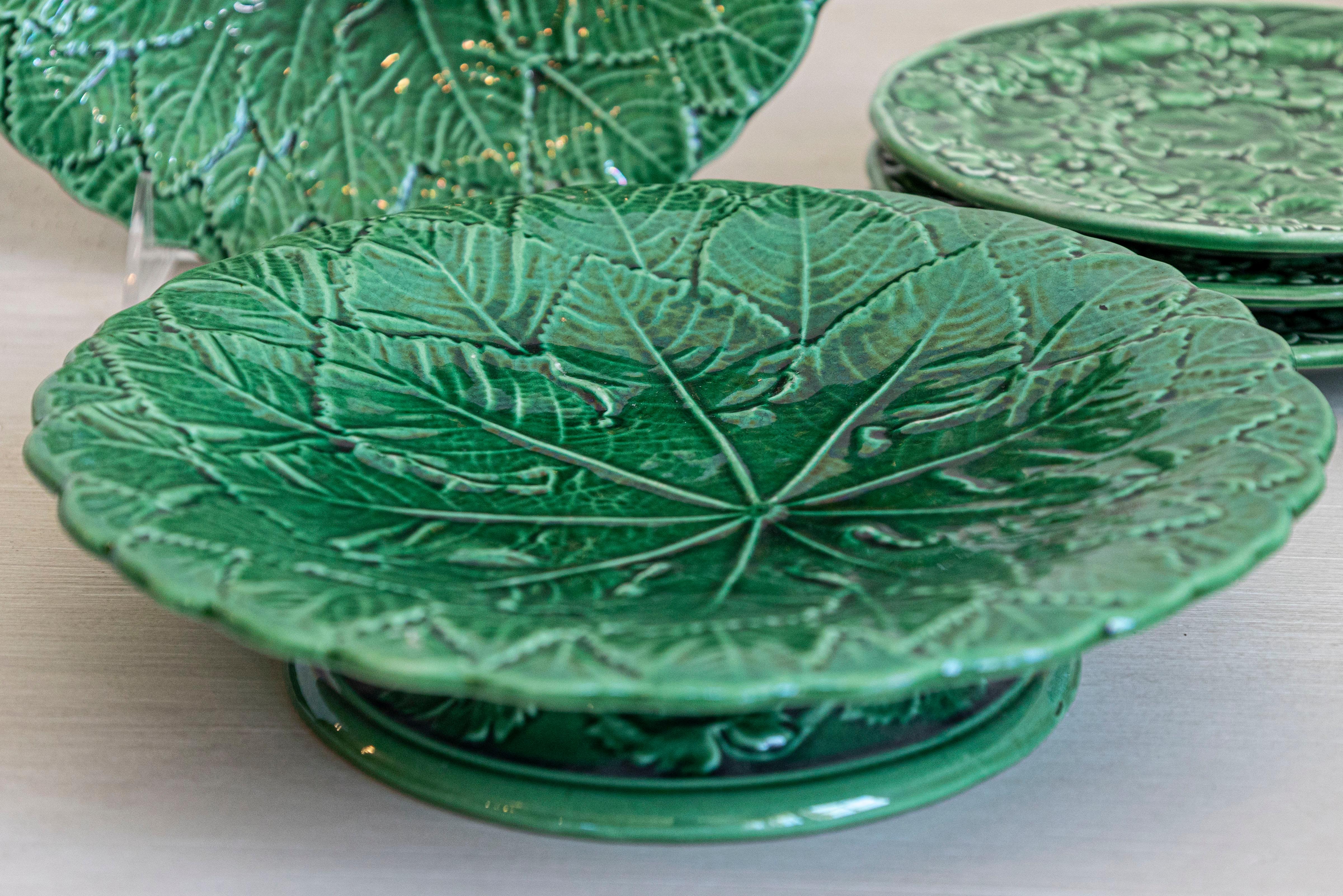 Conjunto de nueve piezas de porcelana esmaltada verde en venta 6