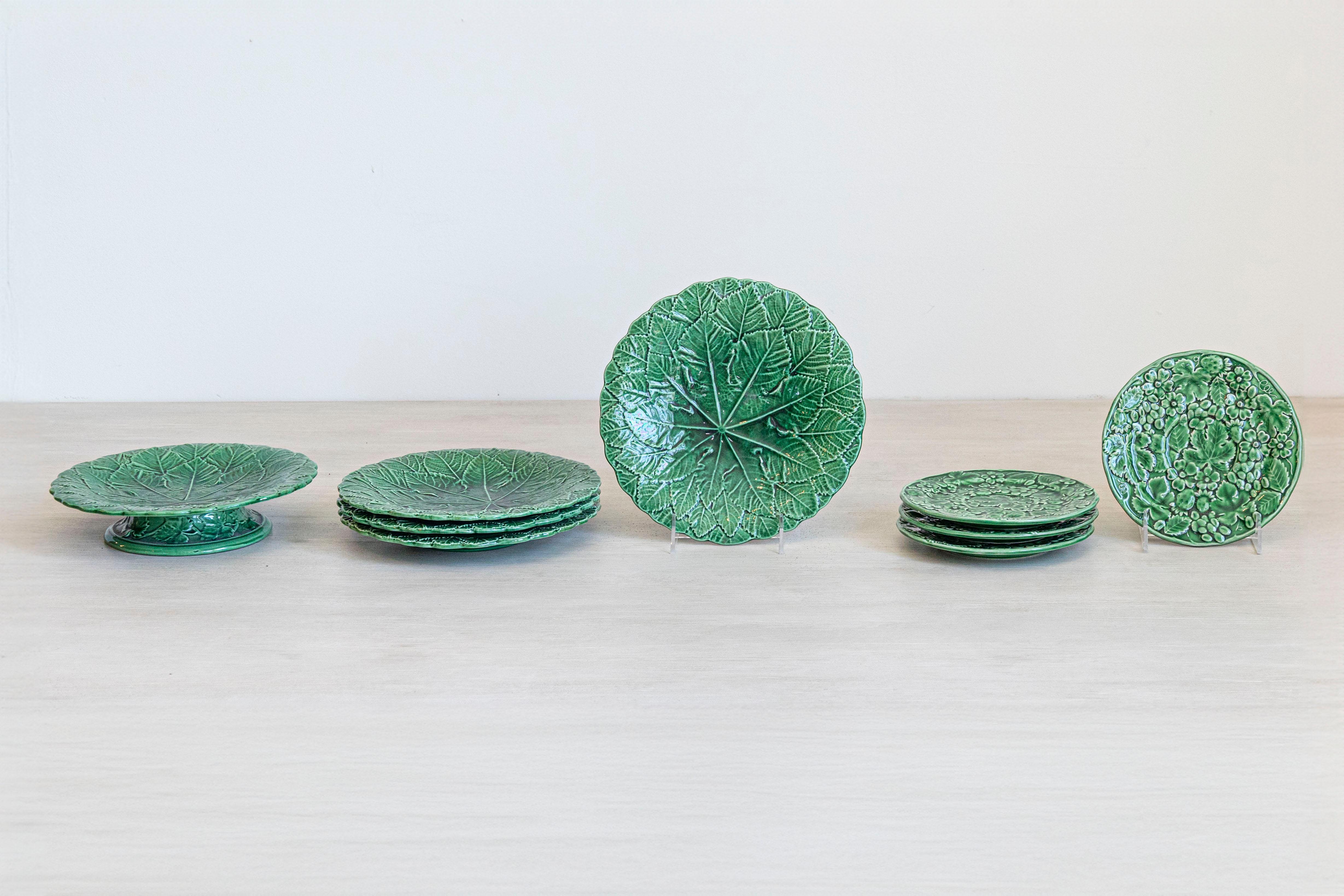 Juego de ocho platos y una compota de porcelana del siglo XX, con esmalte verde y motivos de follaje. Creado en Francia durante el siglo XX, este juego de nueve piezas en total (cuatro platos grandes, cuatro pequeños y una sola compota), capta