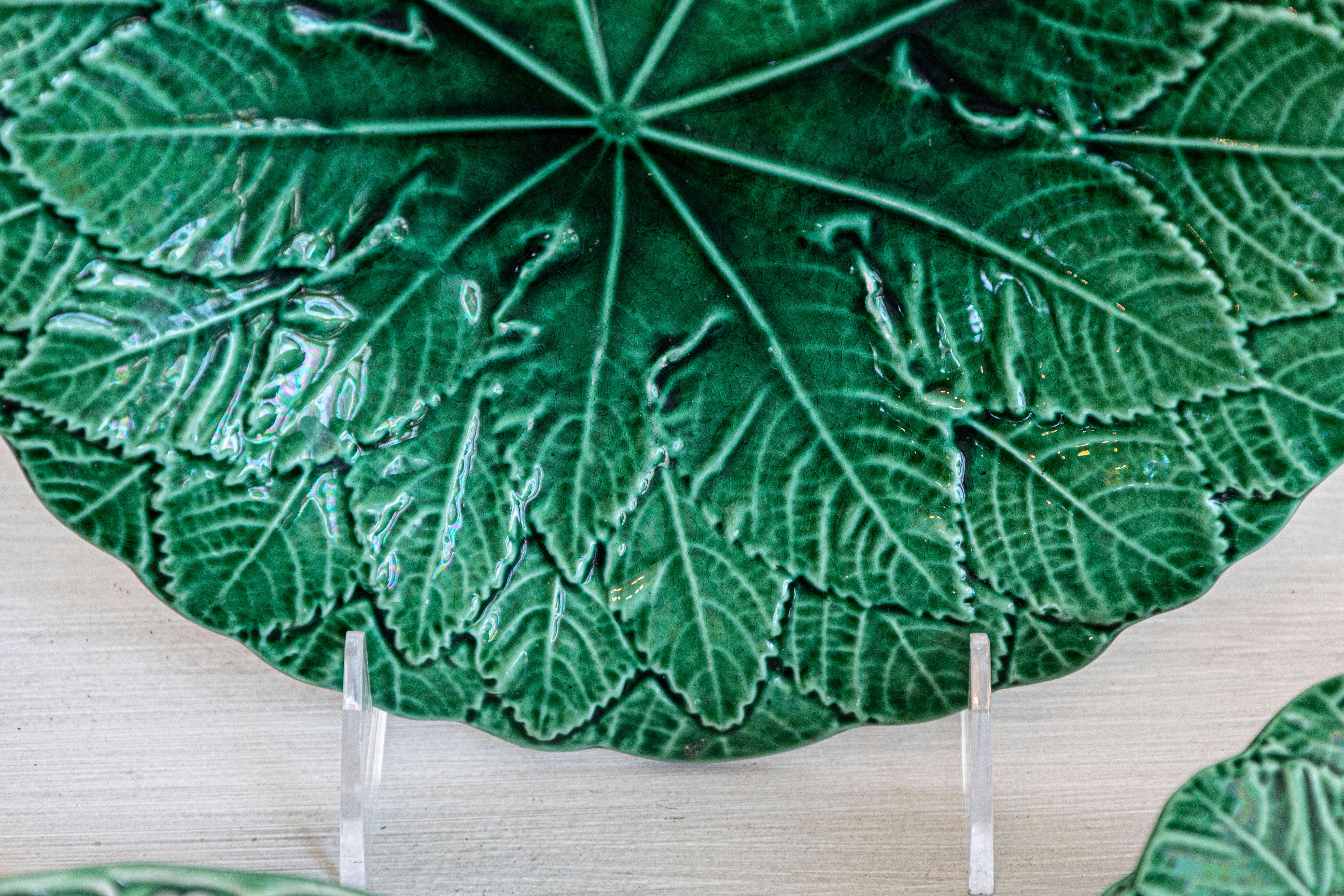 Conjunto de nueve piezas de porcelana esmaltada verde en venta 1
