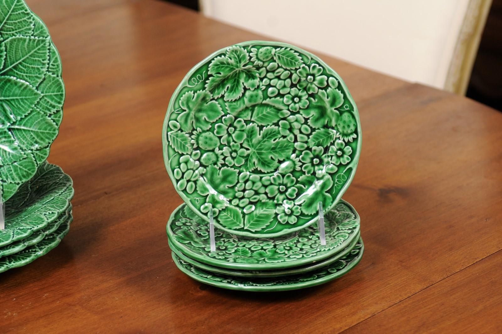 20ième siècle Ensemble de neuf pièces en porcelaine émaillée verte - QUATRE DISPONIBLES en vente