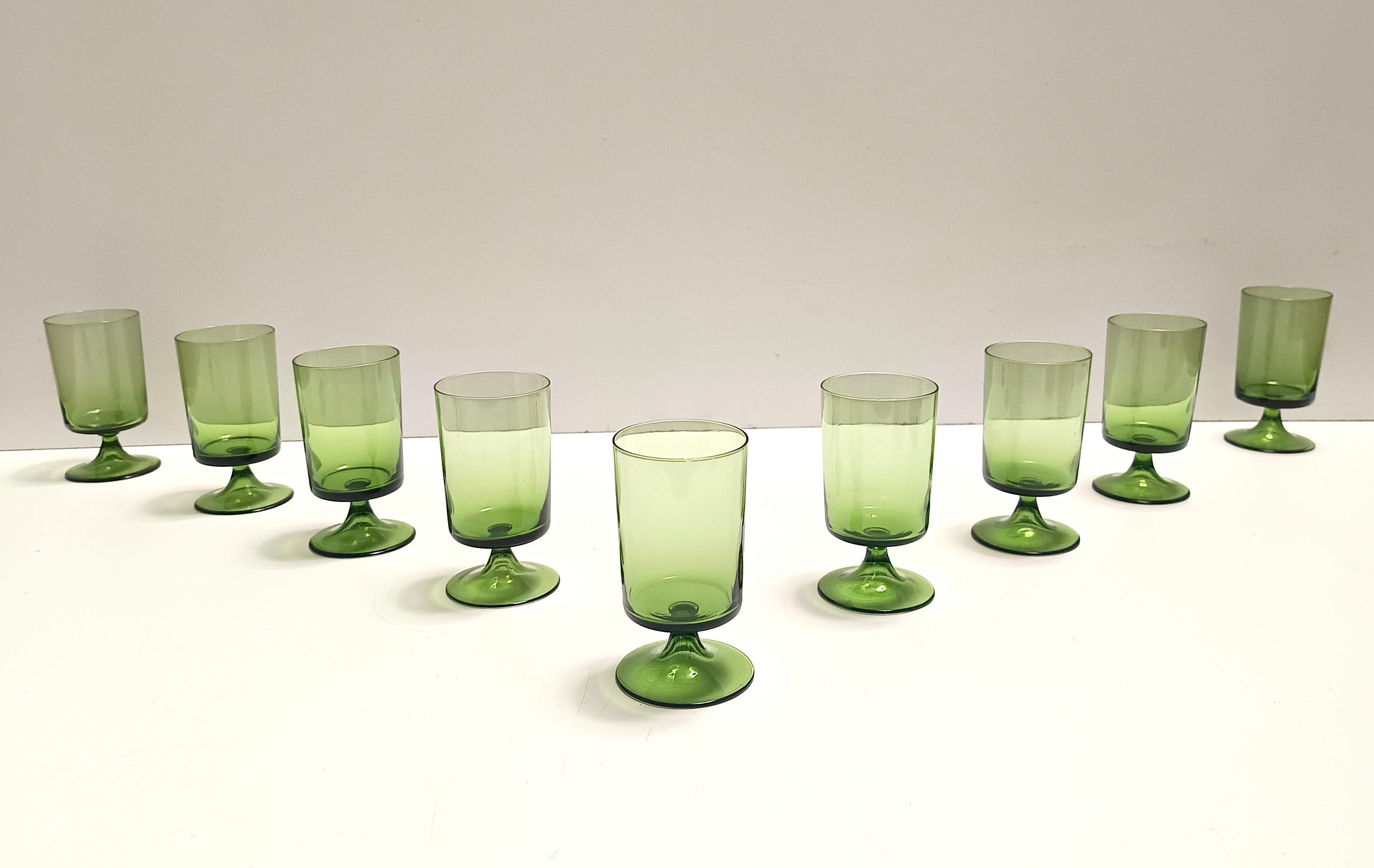Mid-Century Modern Ensemble de neuf verres à boire verts soufflés à la main, Empoli, Italie en vente