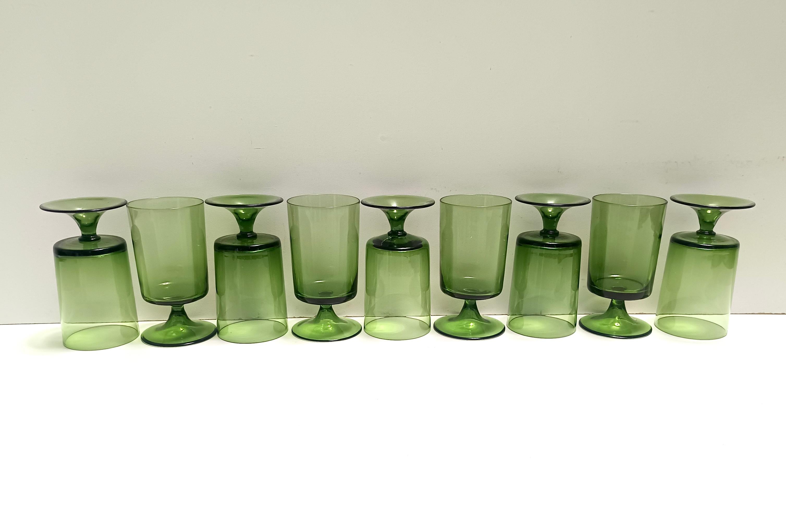 italien Ensemble de neuf verres à boire verts soufflés à la main, Empoli, Italie en vente