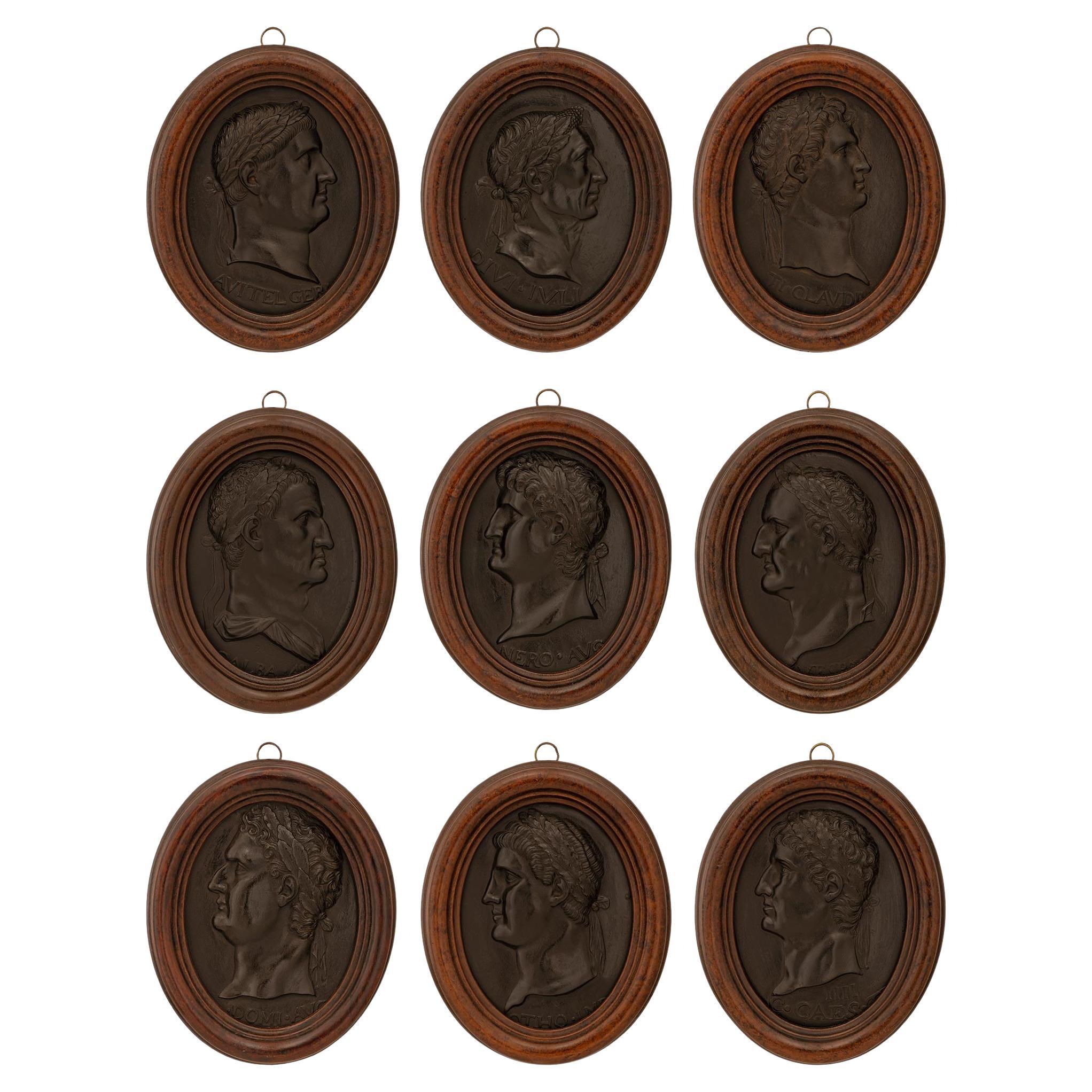 juego de nueve placas italianas de finales del siglo xix de madera de Wedgwood basáltica y madera patinada