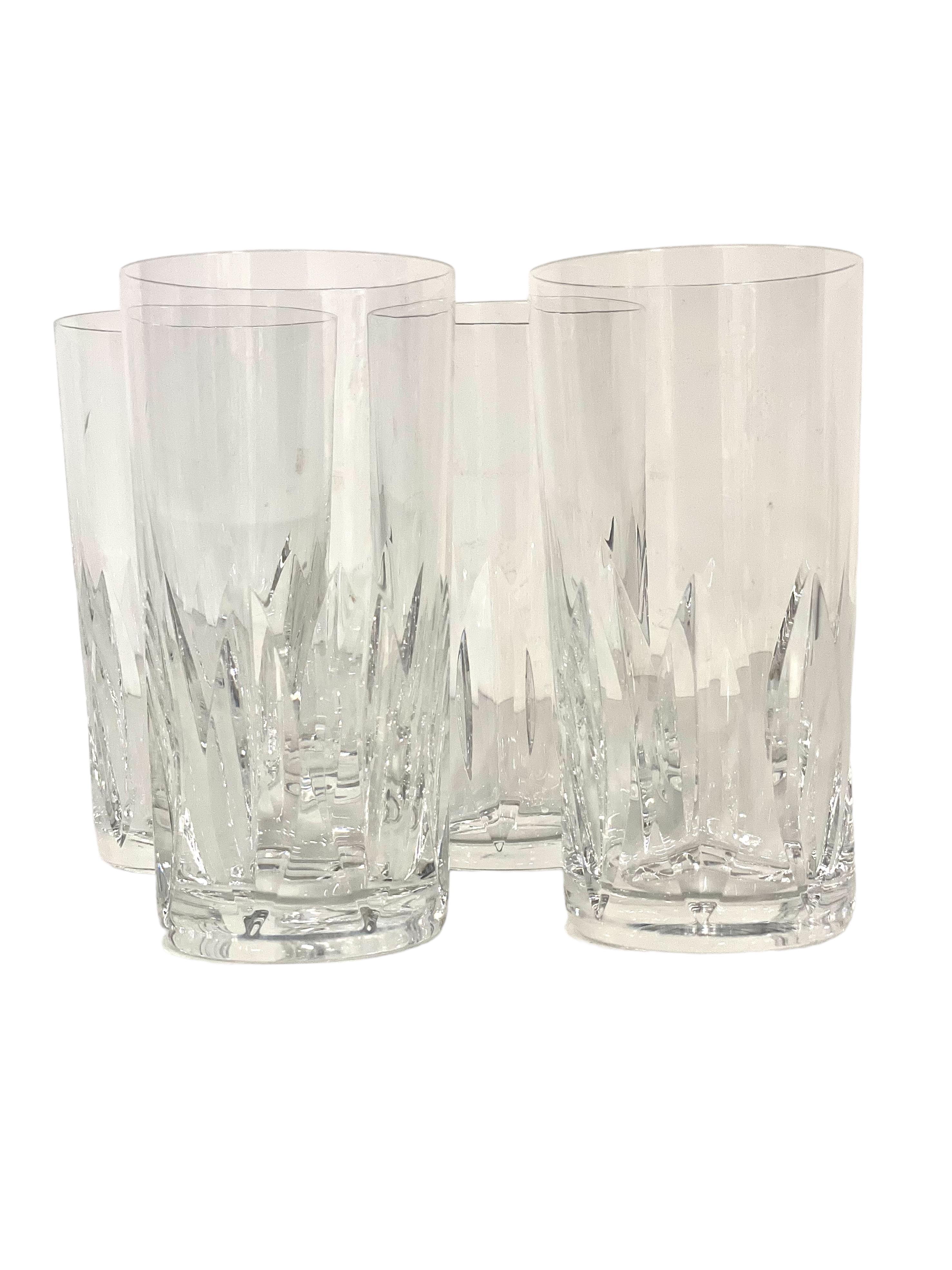 Un ensemble étincelant de neuf verres highball dépareillés en cristal de Saint-Louis. Cinq des verres sont issus de la série 
