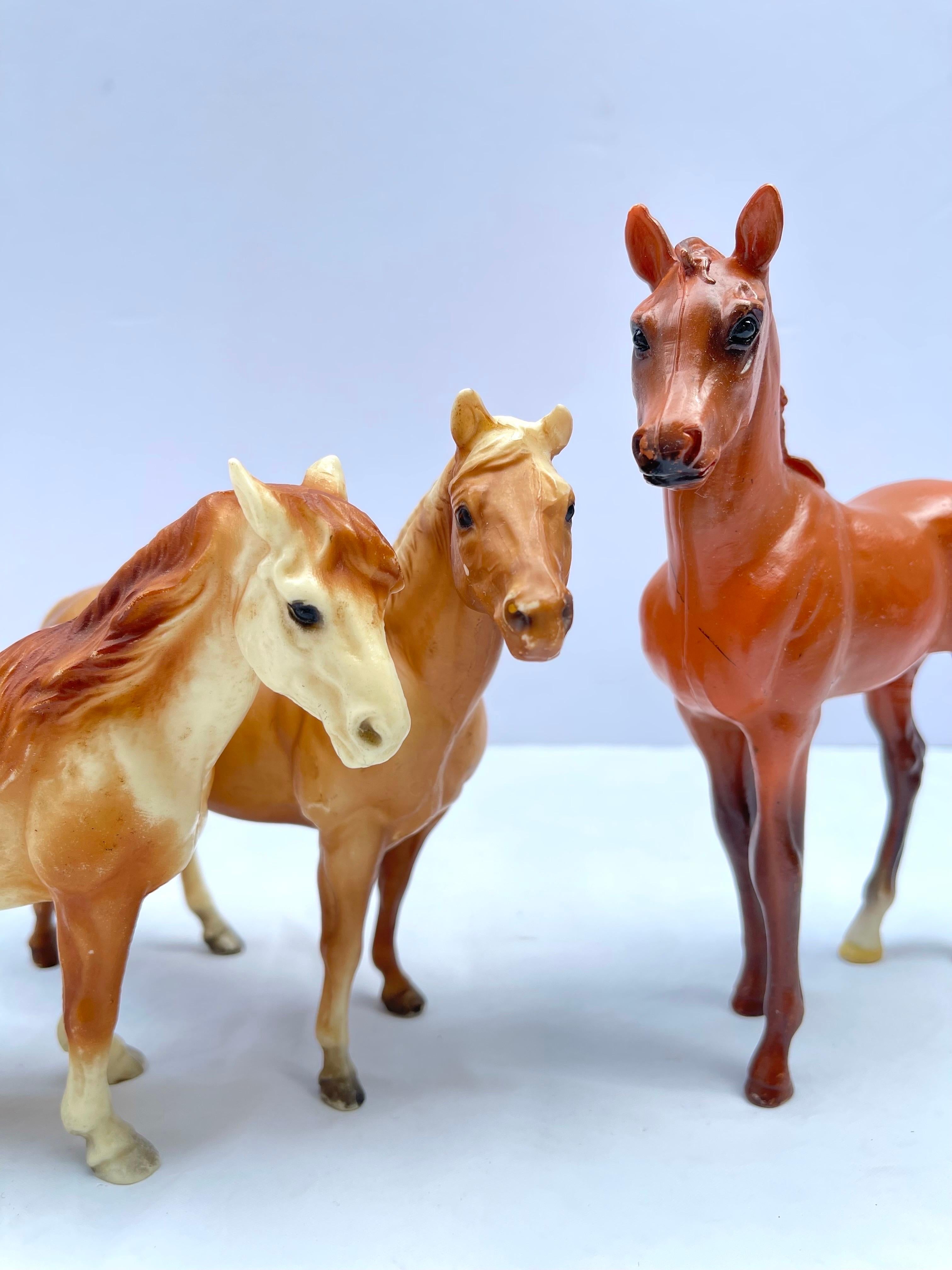 Set von neun kleinen Pferden im Breyer-Stil (Kasten 6) im Zustand „Gut“ im Angebot in Redding, CT