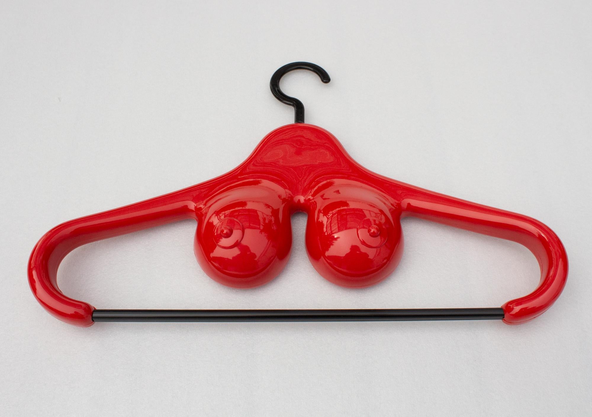 Satz von neun provokativen Kleiderbügeln der schwedischen Moderne aus rotem Kunststoff. Die Bügel mit dem Namen 