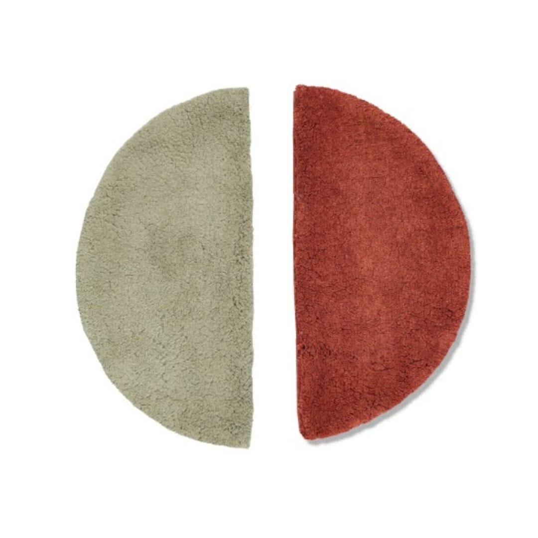 Set di tappeti n. 269 freeplay annodati a mano di Lyk Carpet.
Dimensioni: L 90 x L 90 cm.
Materiali: 100% lana tibetana, lana vergine pettinata e filata a mano, lana naturale tinta al vegetale, 100 nodi per pollice quadrato.
Le tecniche manuali